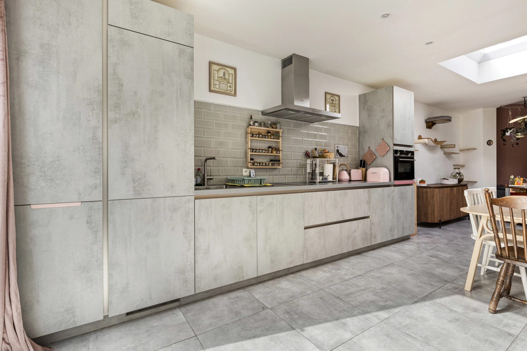 80f1520281f44e09994710a7f07d7fc2 photo