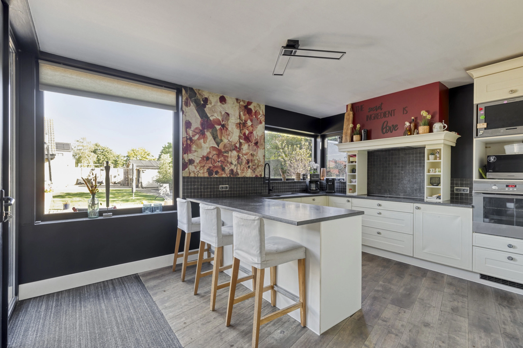 231f7b1396a142f59facf61da4f4bfbf photo