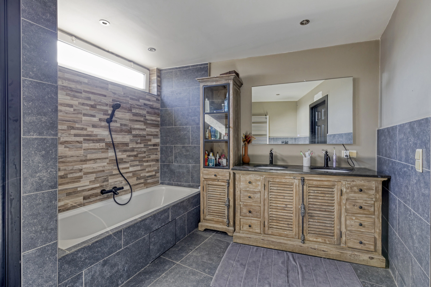 3bb58d3ba68f46ba813ba1ab8434cc1c photo