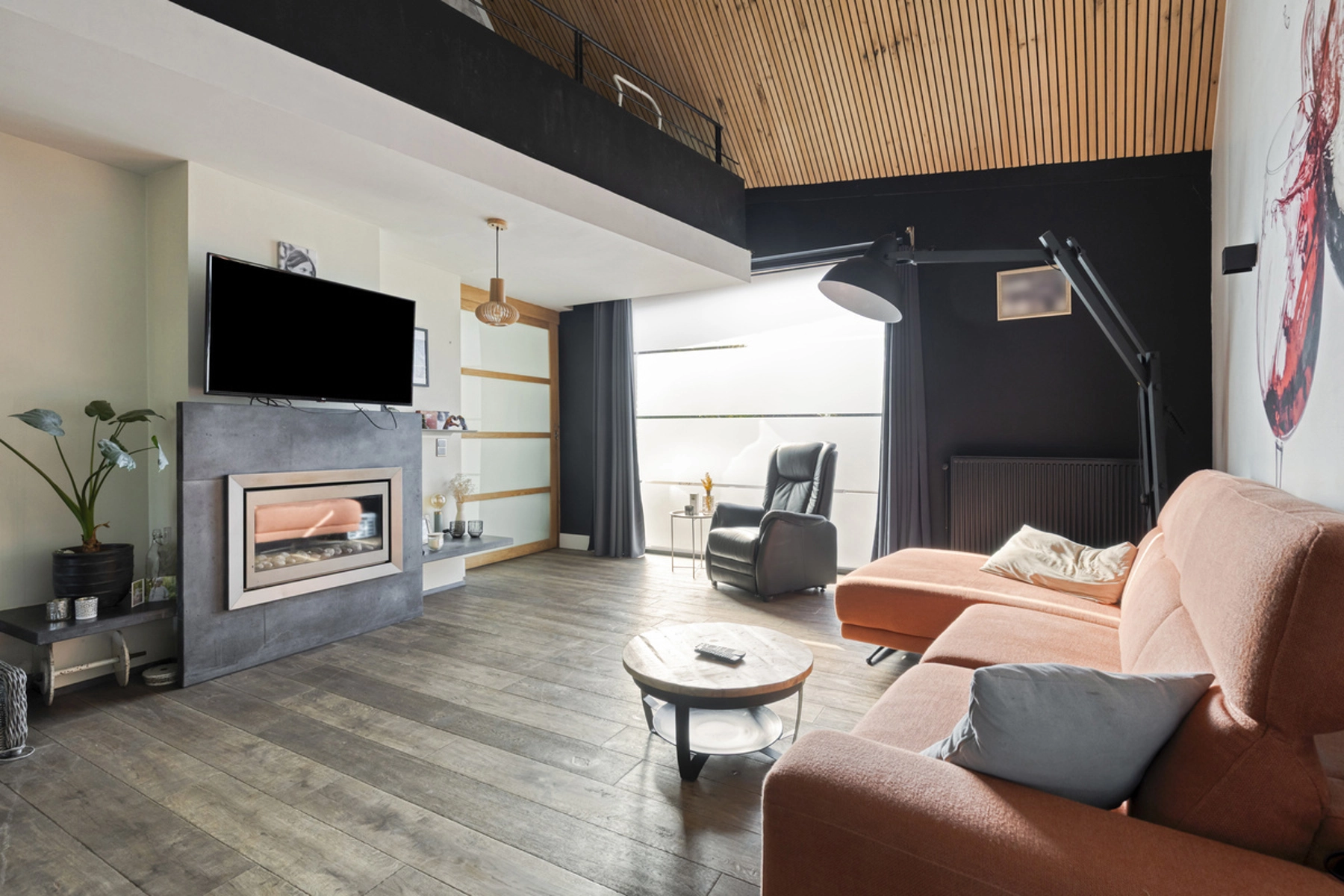 b2e9bb1558494e51886aac2287d1202b photo