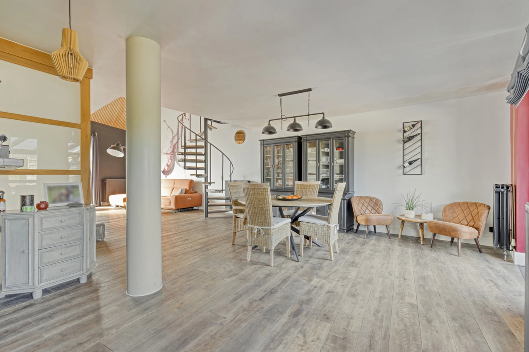 efc9914941254e1d9a757eb4408b5413 photo