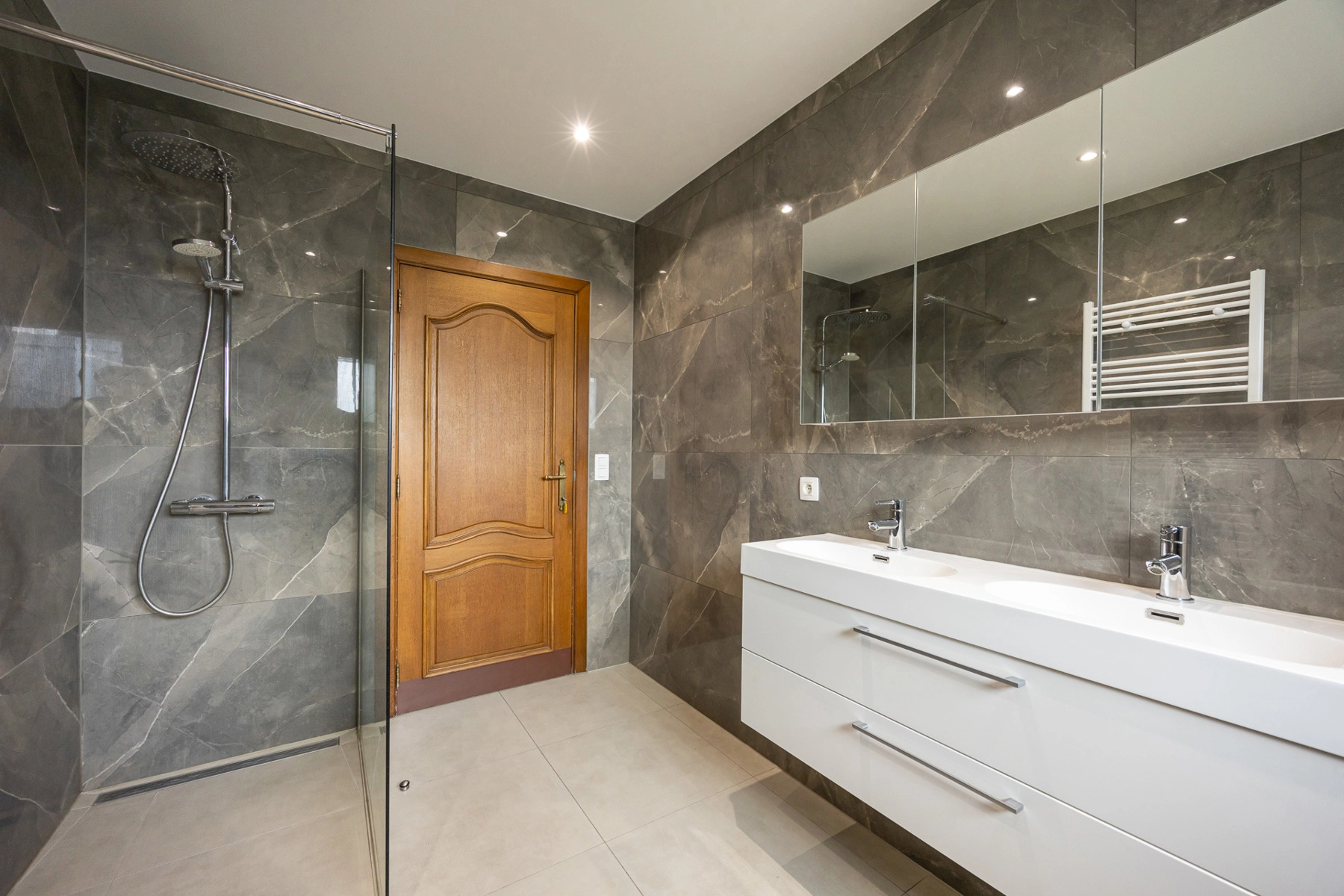 86d9e38d6f0e4de1b7db47b84e315198 photo