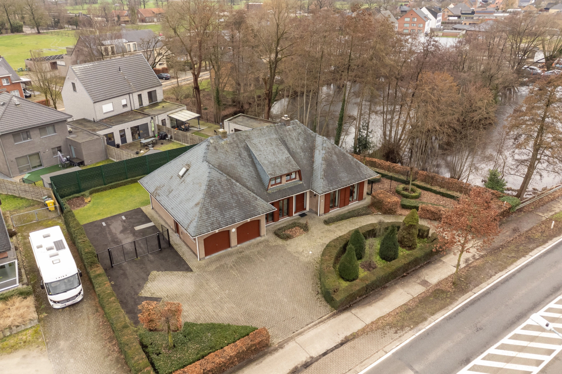 97dfeda231f34e35b7d68b2a7a8bd941 photo