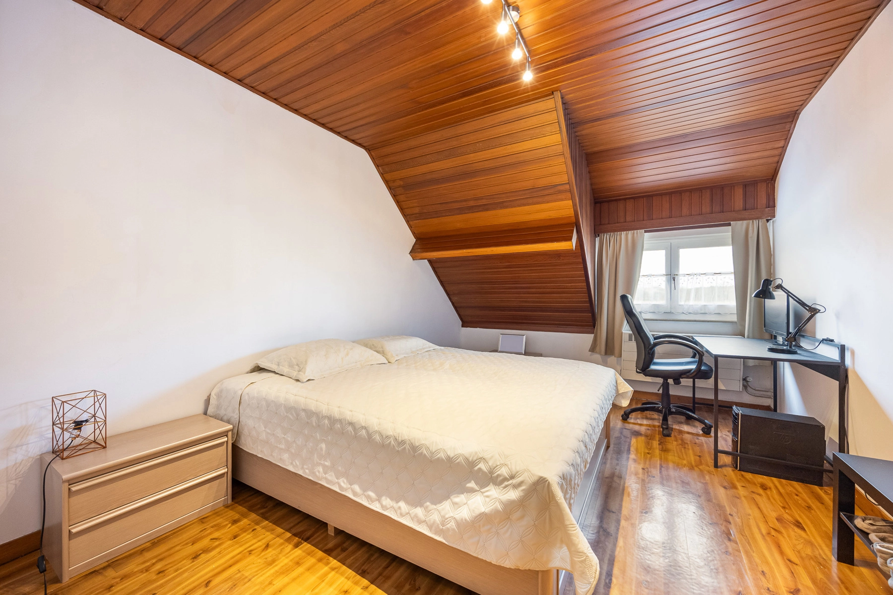 f461442d9d4b4f41a3c89804ad90f012 photo