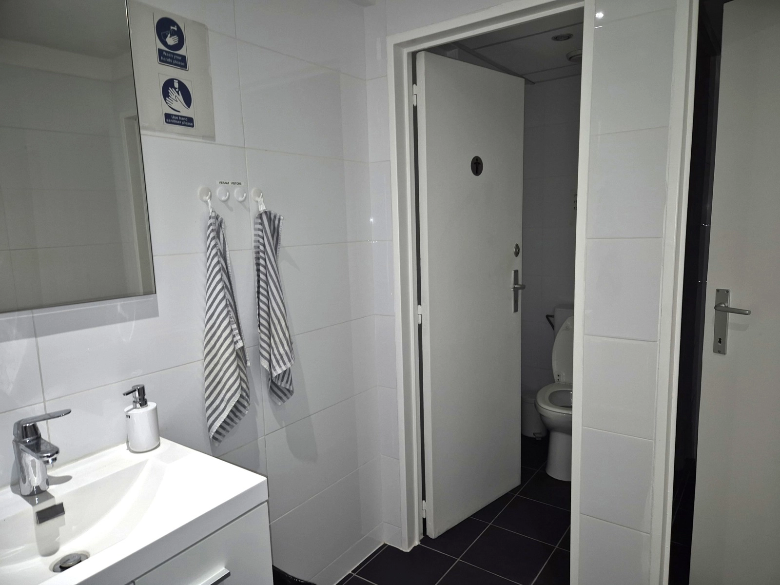 064d608d76564fac80e6c22a062d8500 photo