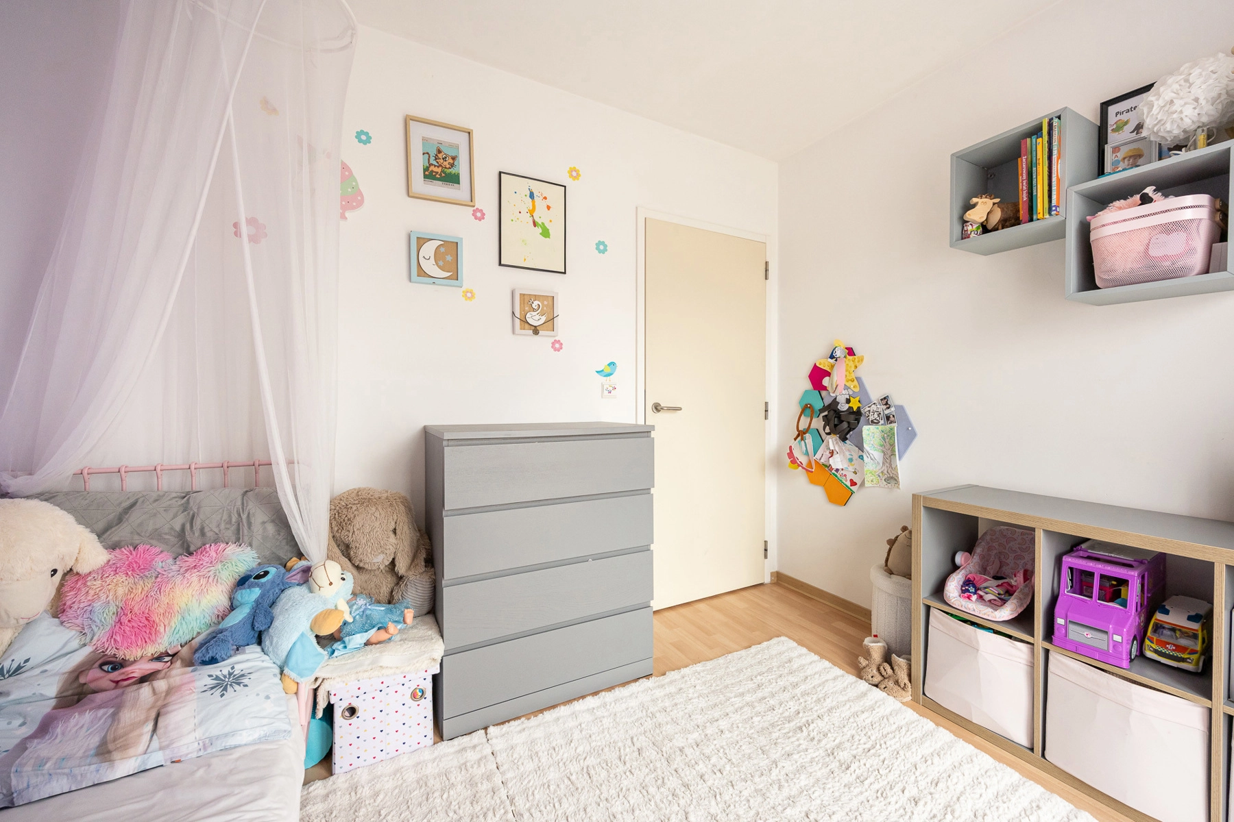 2afd66510cb048f69b8edefdbb2ff2ca photo