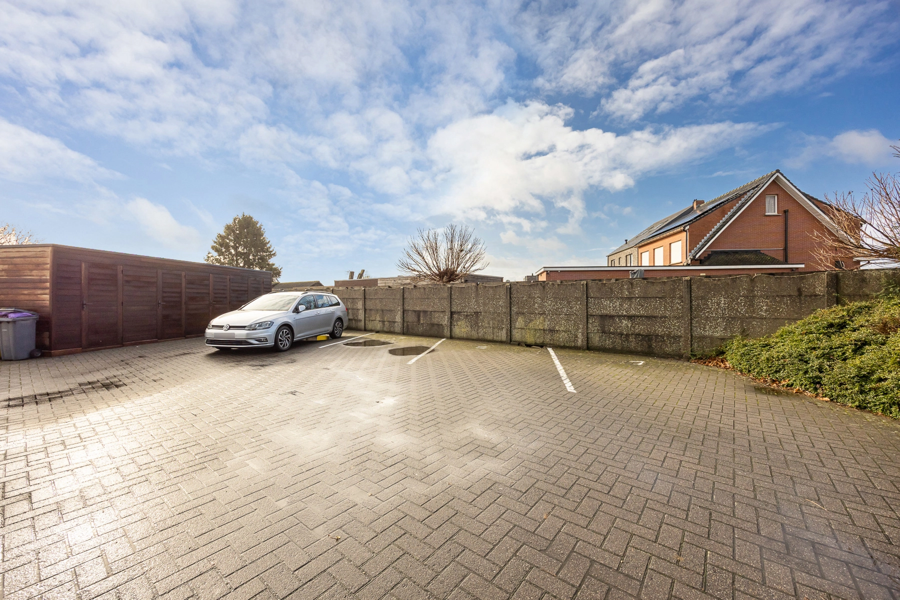 5ee5aaa75f3940f2aa970d690bcf483d photo