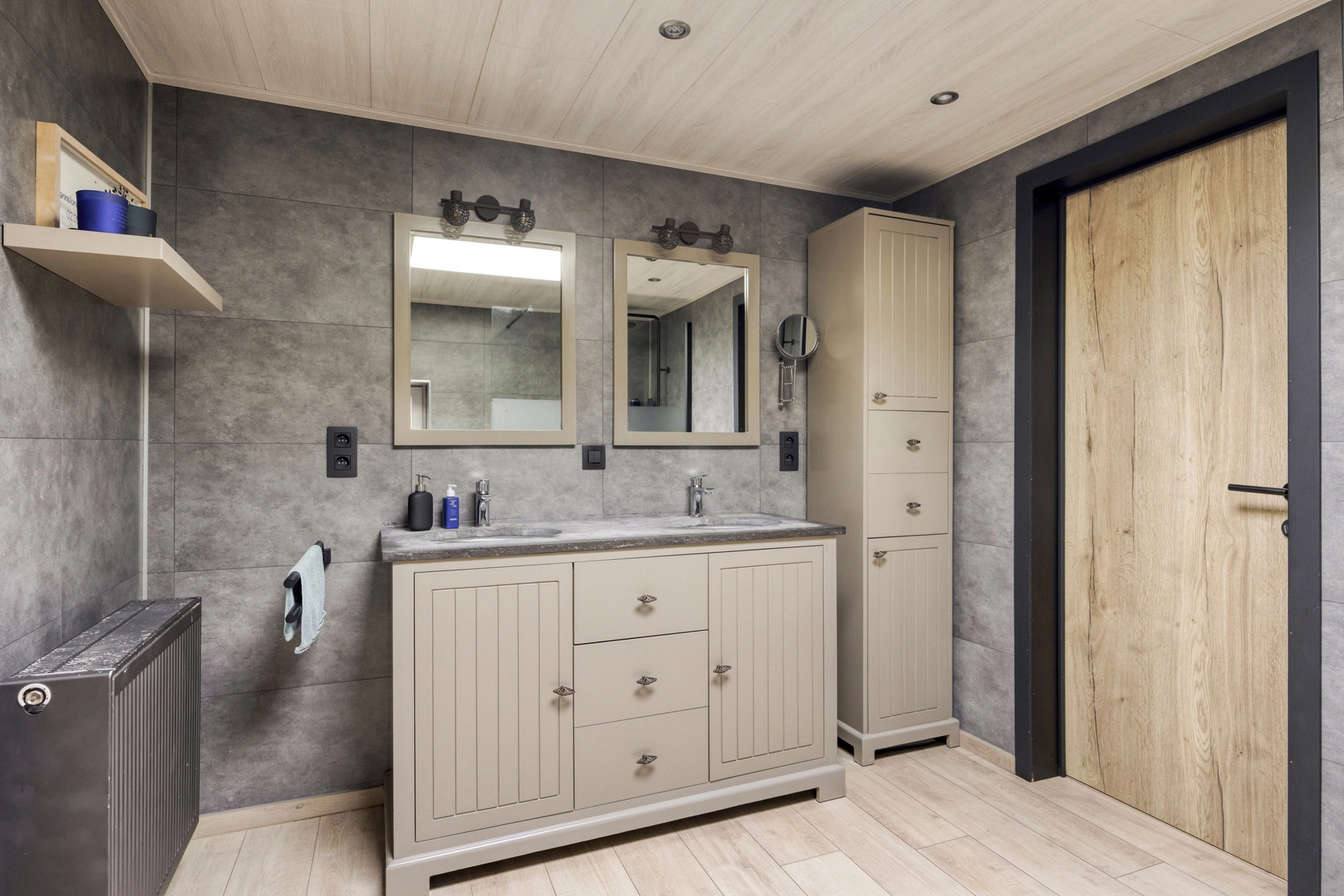 d9a3e063e4bb4fa98f500d1c16d68fa9 photo