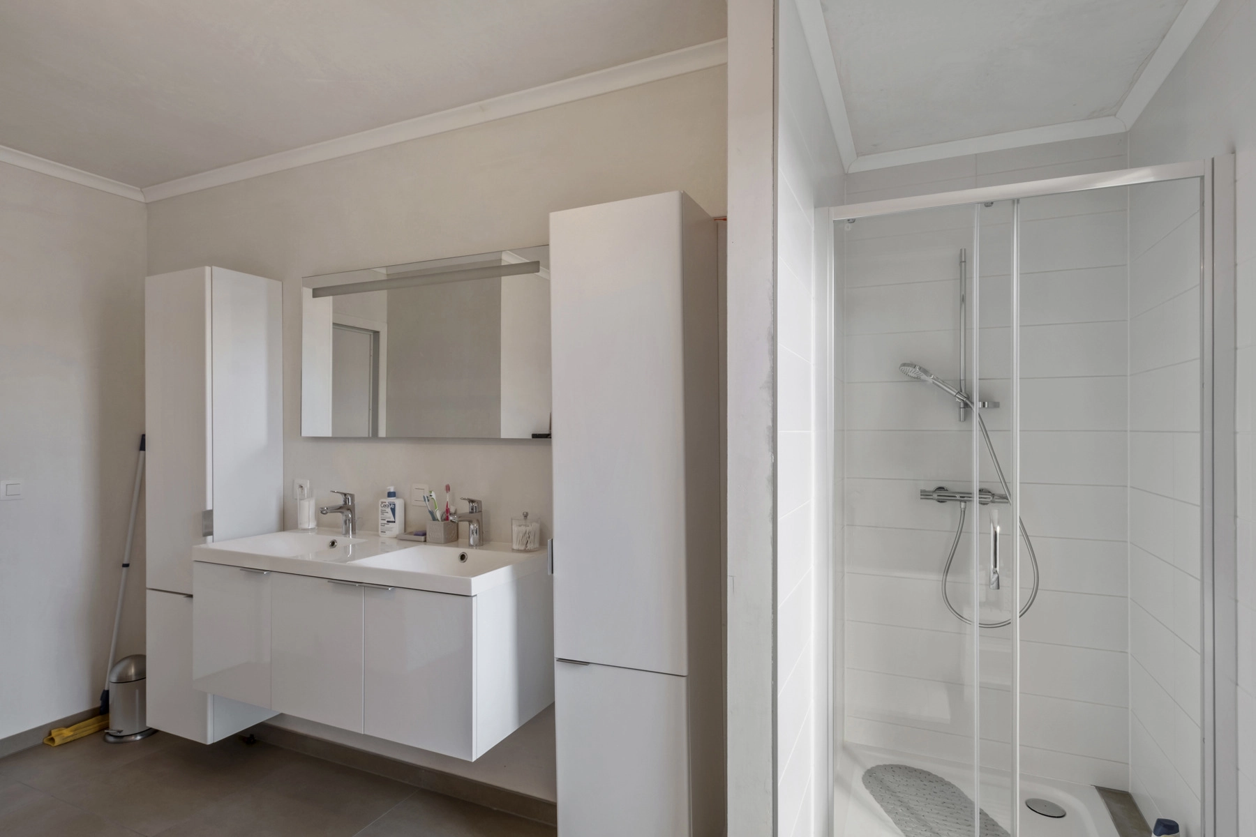 1f40512f2b6e4d11a3f2e7402b34ef87 photo