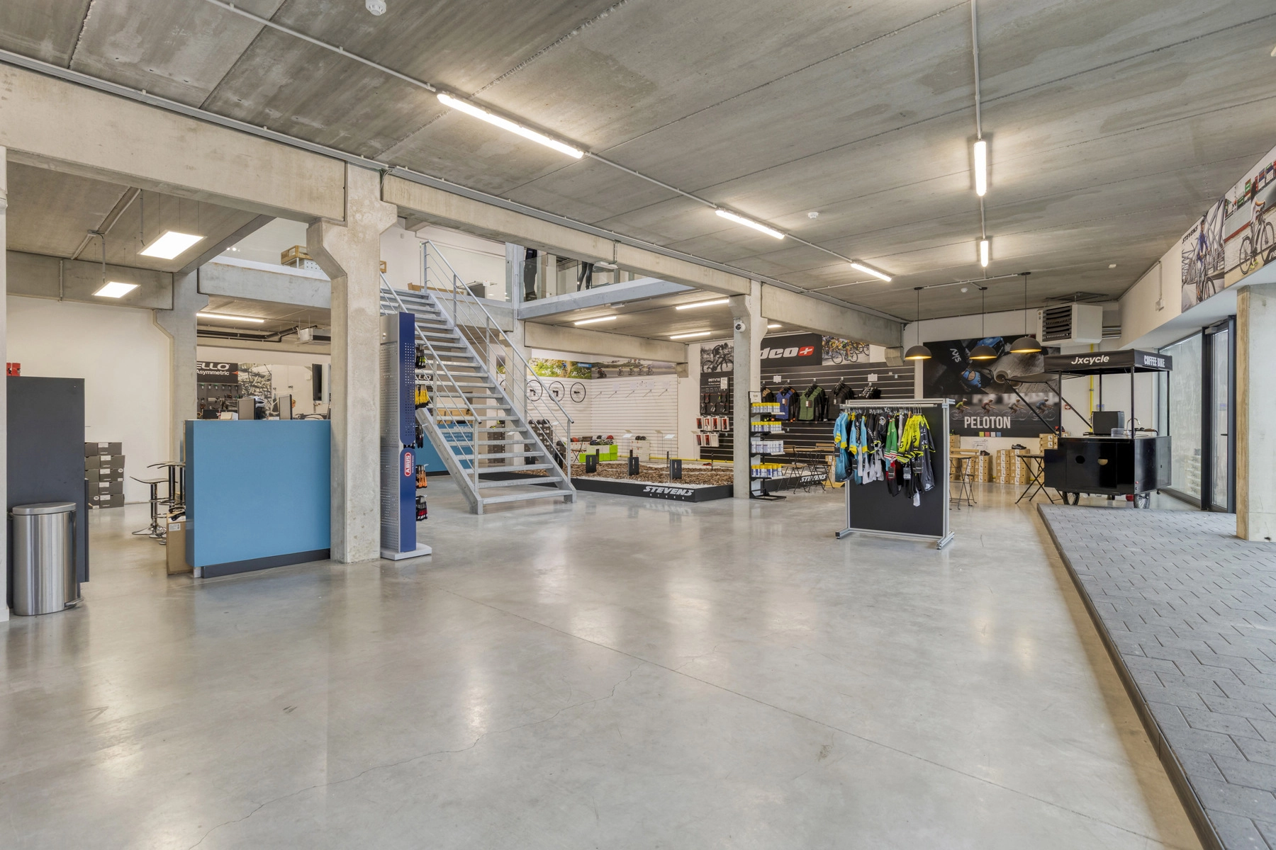 7c510d52ff824efa8f7544f3573c7e34 photo