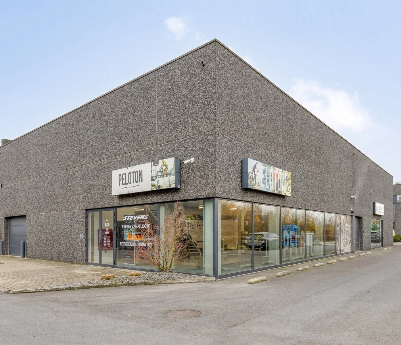 90e430266dd341e2919247128103d665 photo