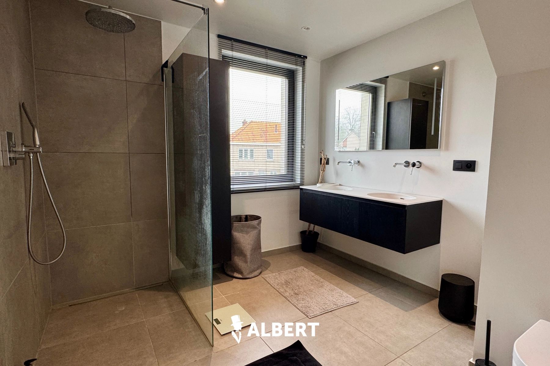 2b9c2b7665da443596c8d7e04ba087e9 photo