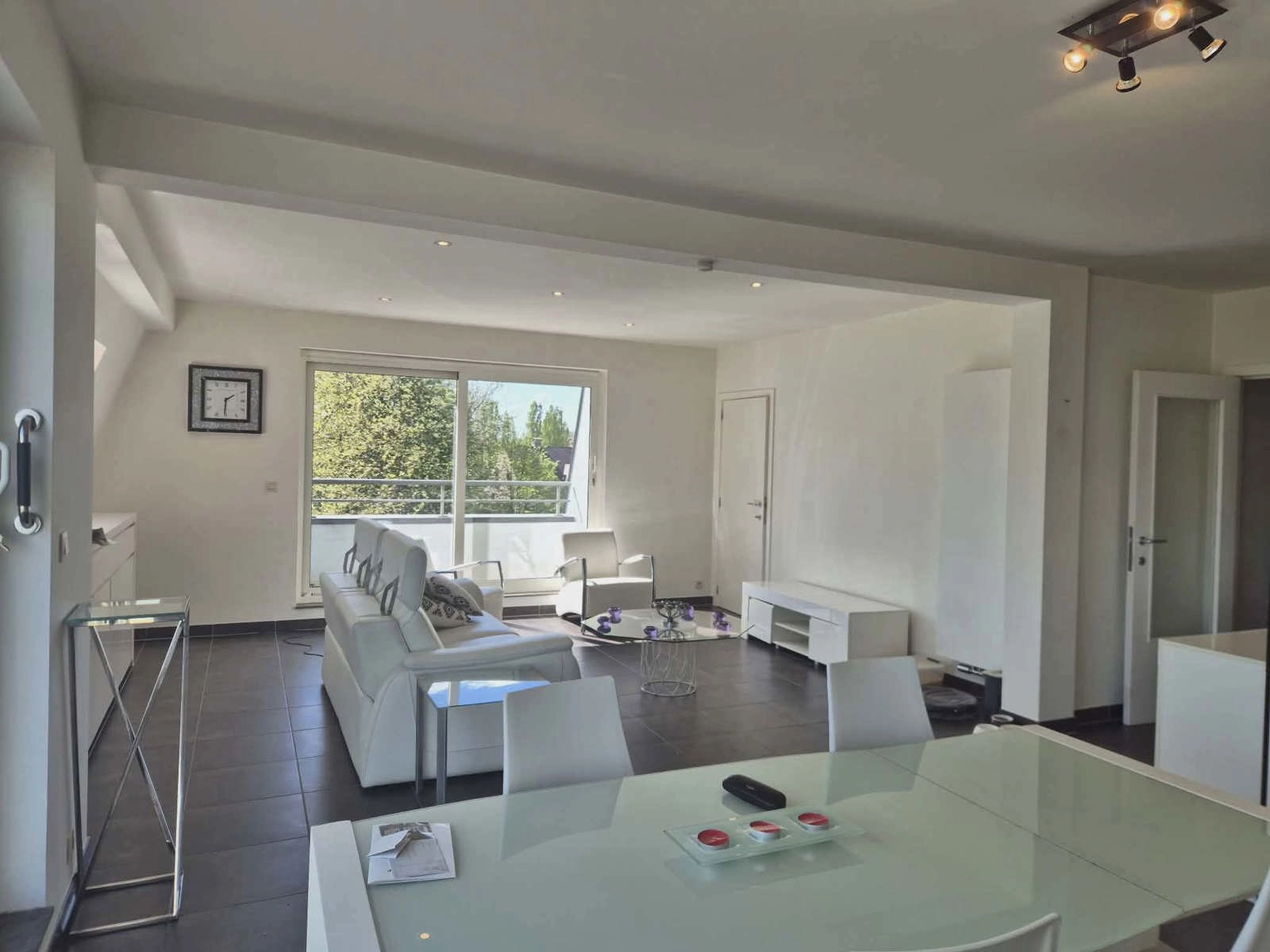 b800c191b2104db8b5b1dbbc734bb3c9 photo