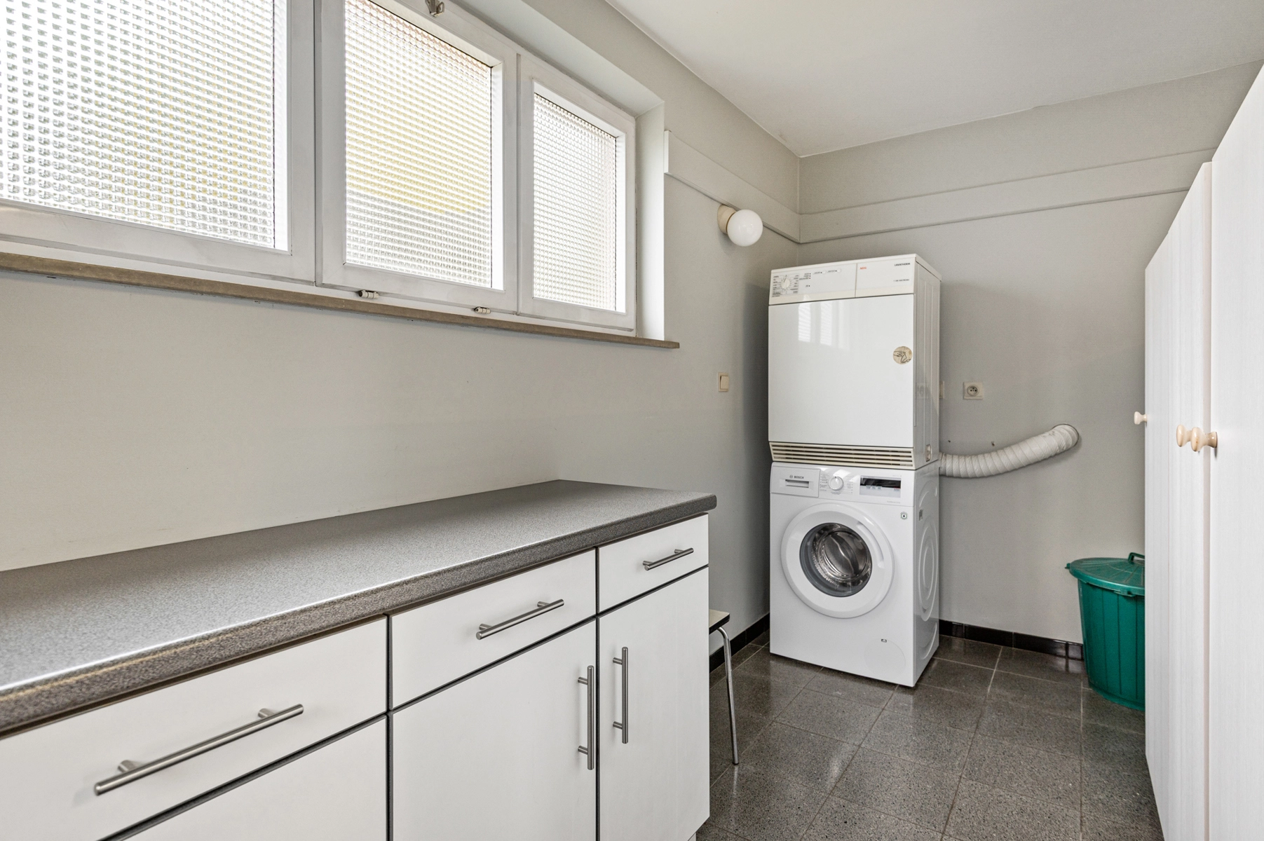 48ee6124e01f4ee183ed9b72ab80cc92 photo