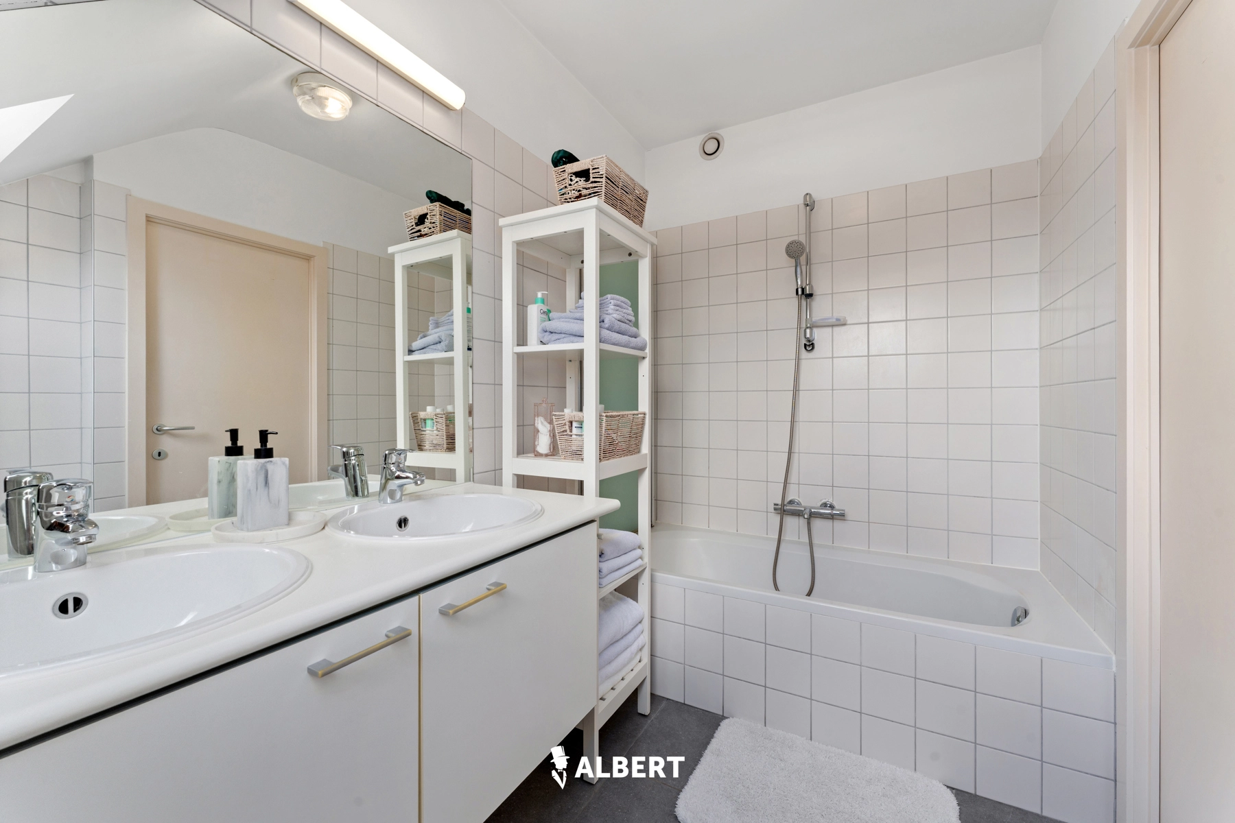 67cb408e0f954289aa10244a3b877200 photo