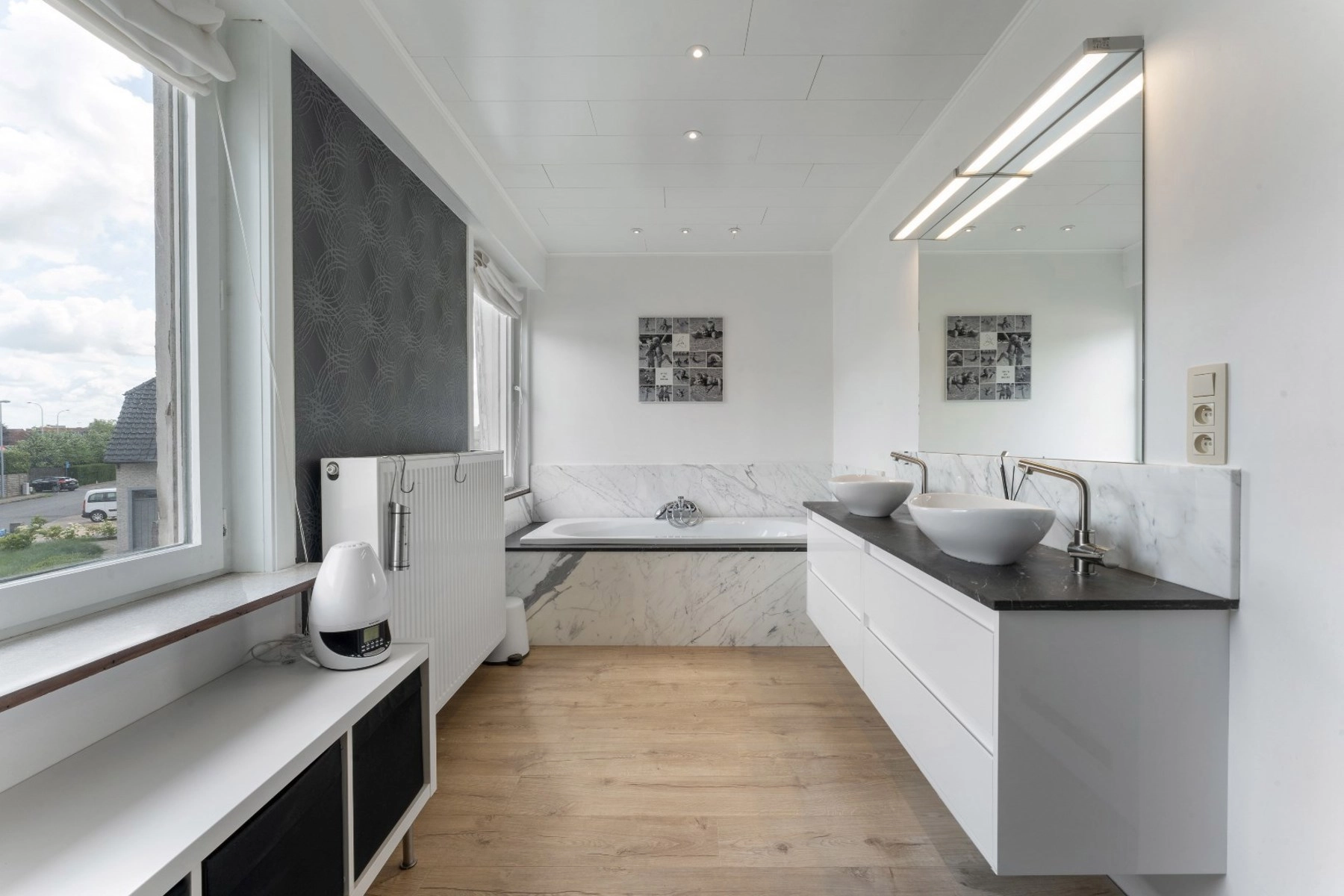 389106d0638b4550b6fd1e4f39051643 photo