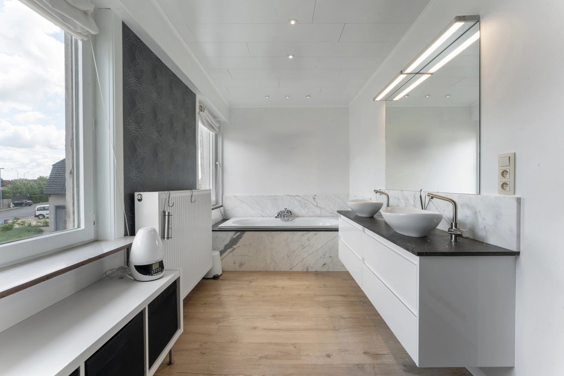 8c1f3c0b8c234f4c8ea69c278c567211 photo