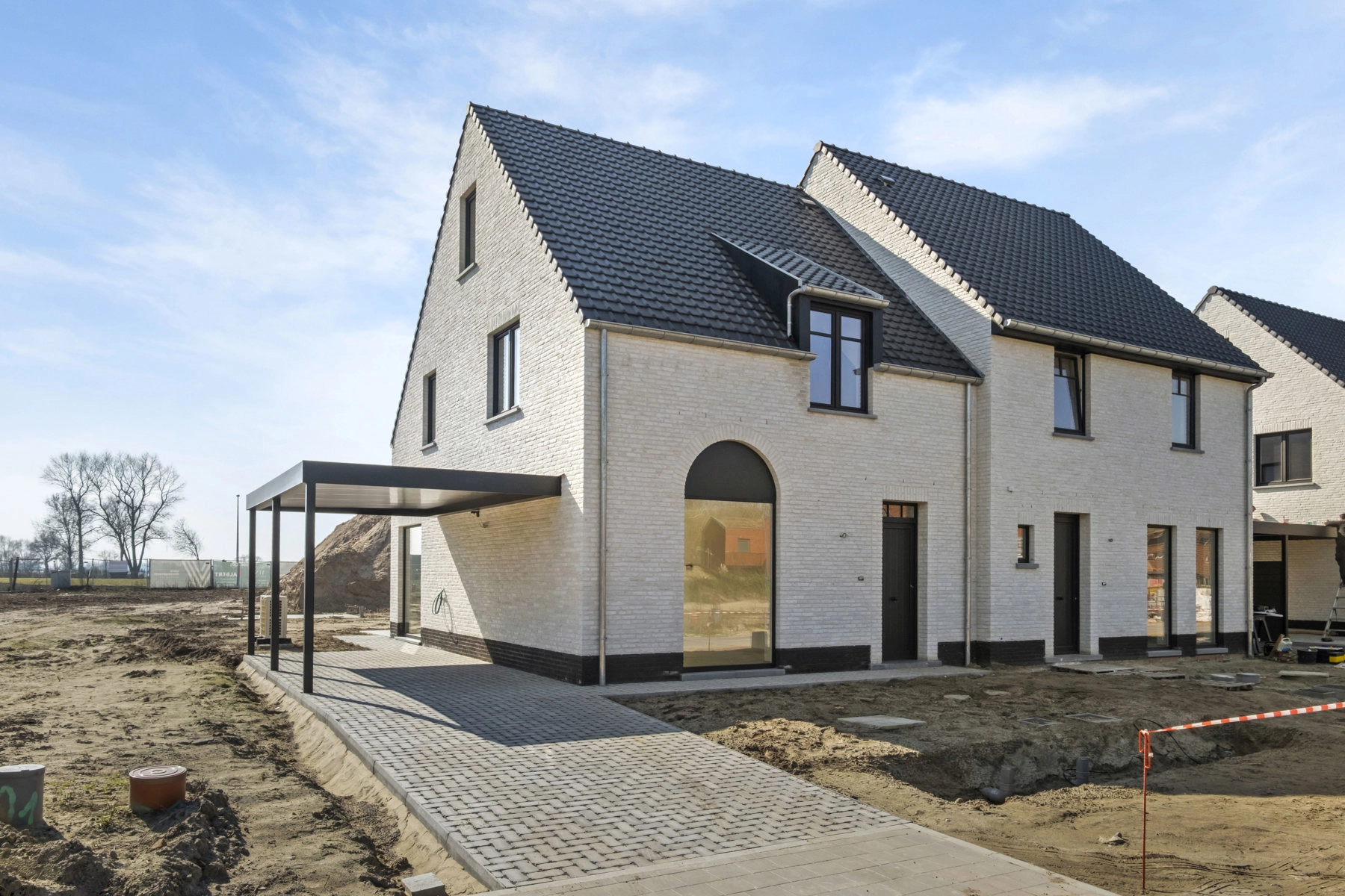 e1f5538e8cf44396a37b307f4c802165 photo