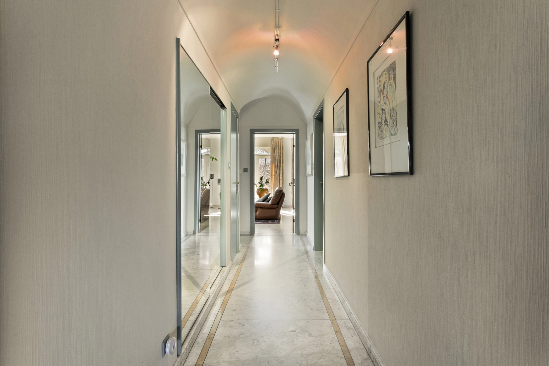 695ee1c5c6a74ddfb6880ab406fdda3b photo