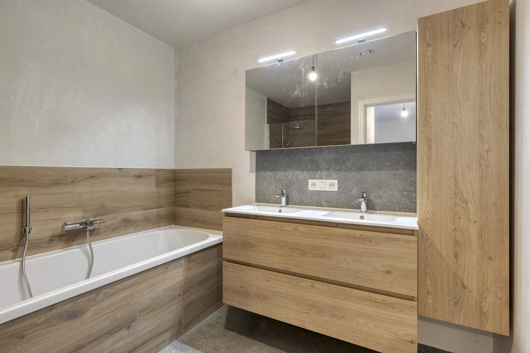 0e6581655fcd4f70b5b724507631d1c7 photo