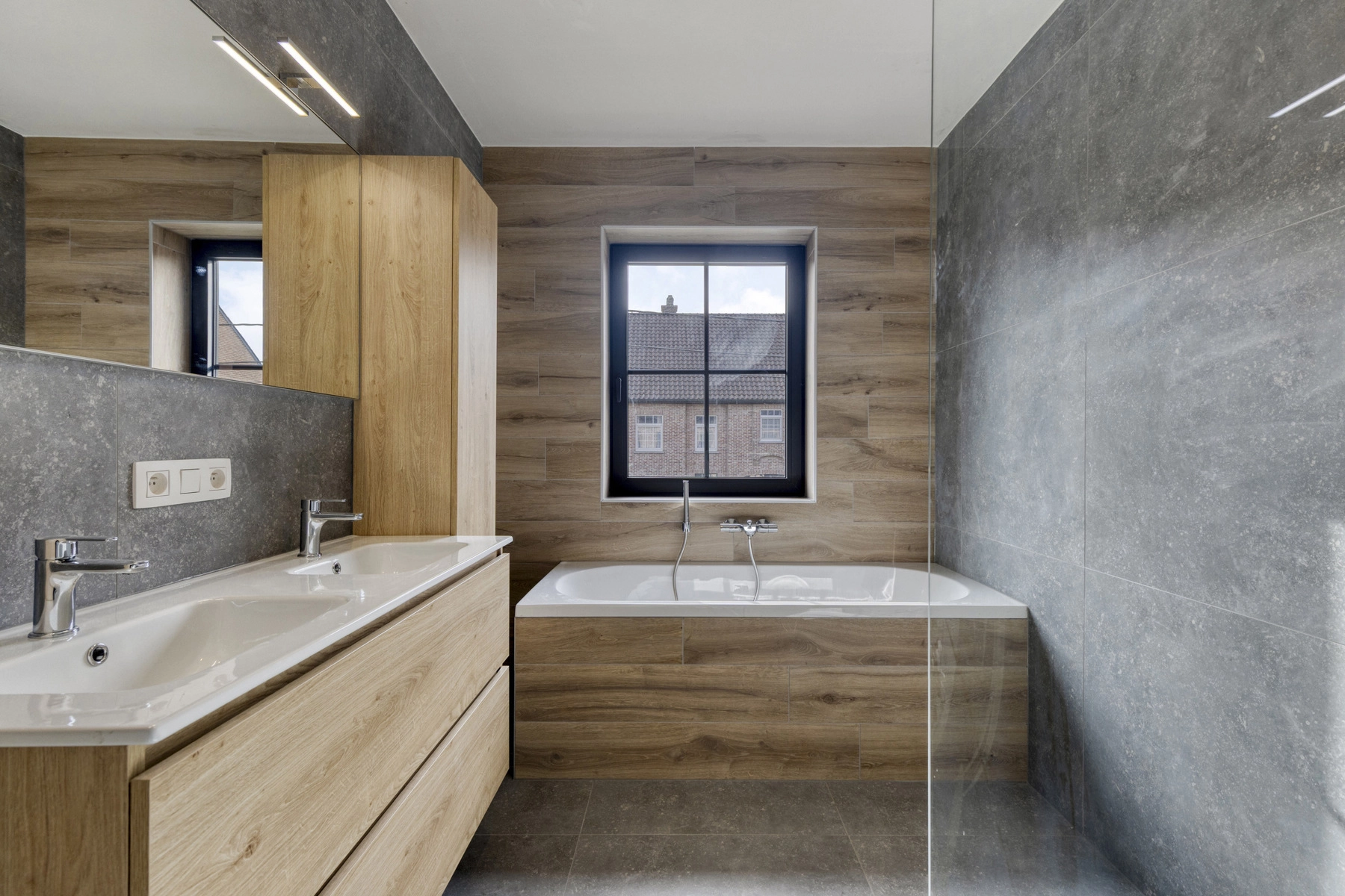 97602e9f2e2049a480bea05c6c49ae82 photo