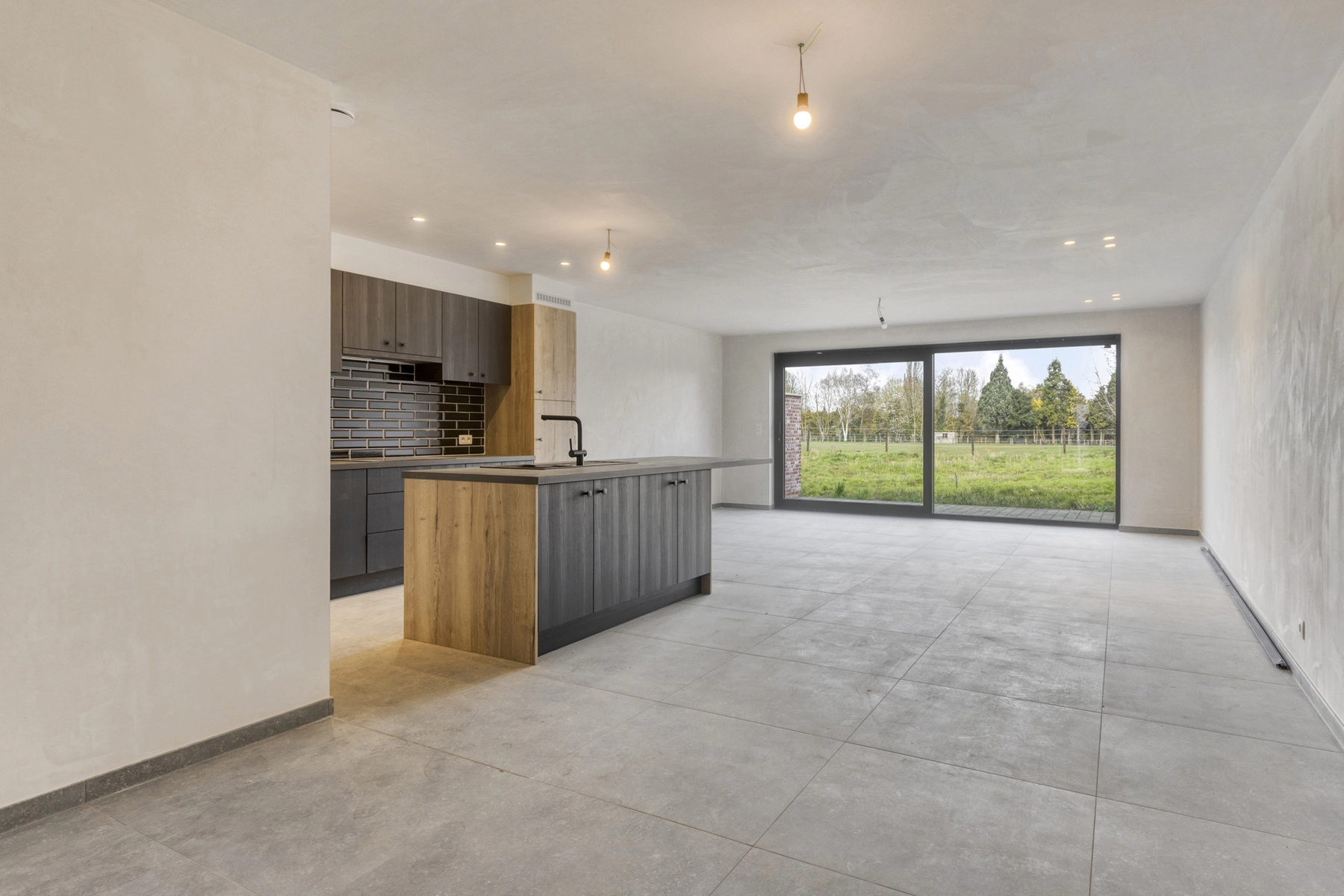 aa4e02d6535146bab6d872e303ceae5b photo