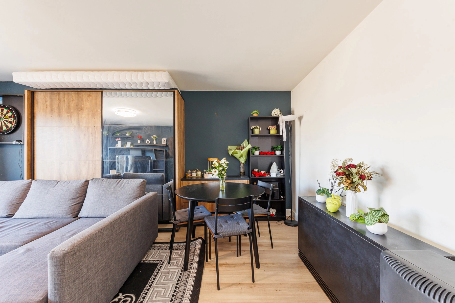 ce0f1bc7769e4c2881609d3012743d35 photo