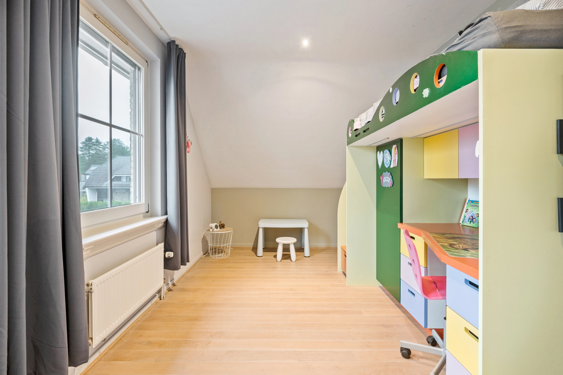 87b7a7c191e54e1e8c92115653aa8a0d photo