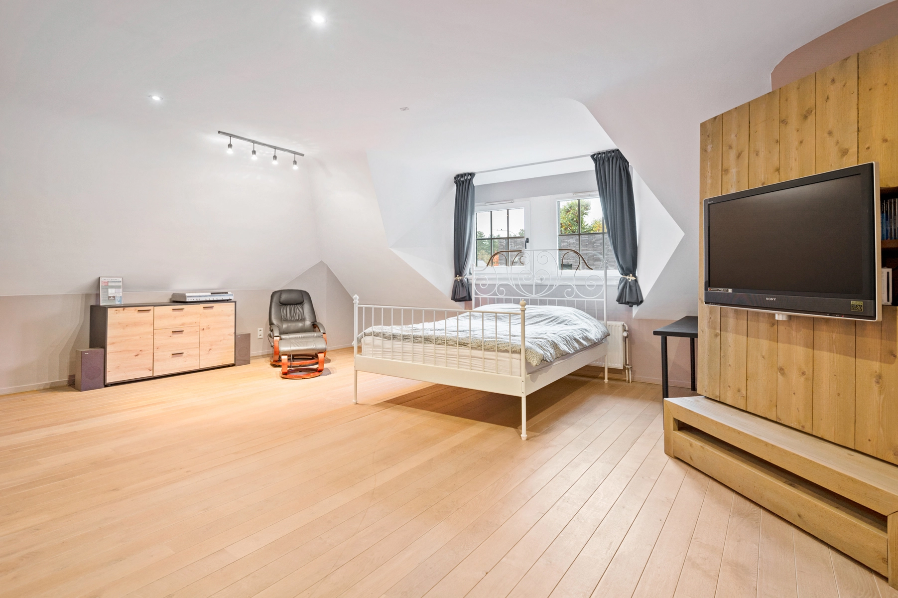 aa14b8f45da84254bb0d8525330419be photo