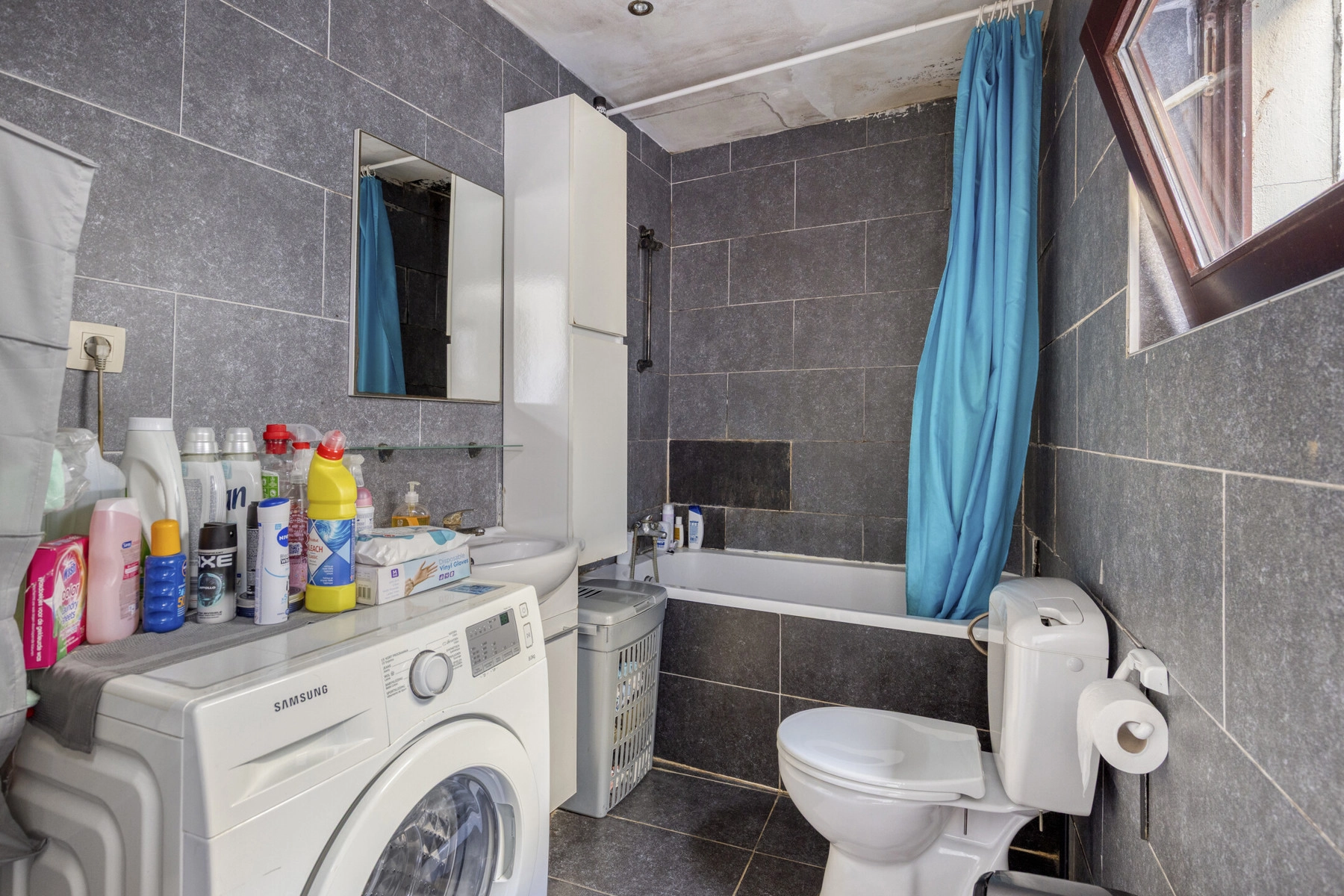 92b51c739f9146f982282d9130719b03 photo