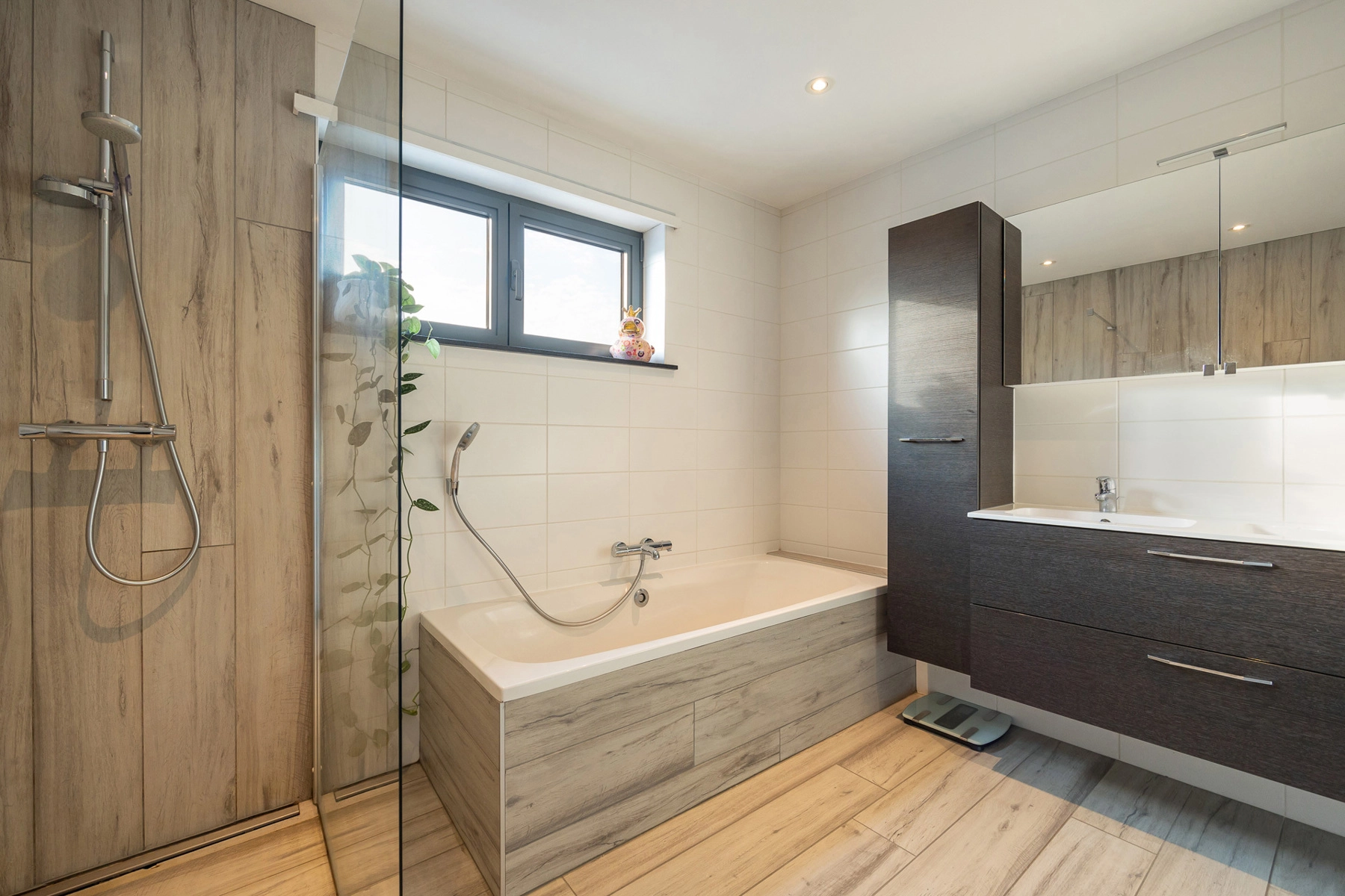 f641a2442eb741b882d8be7e9169d9da photo