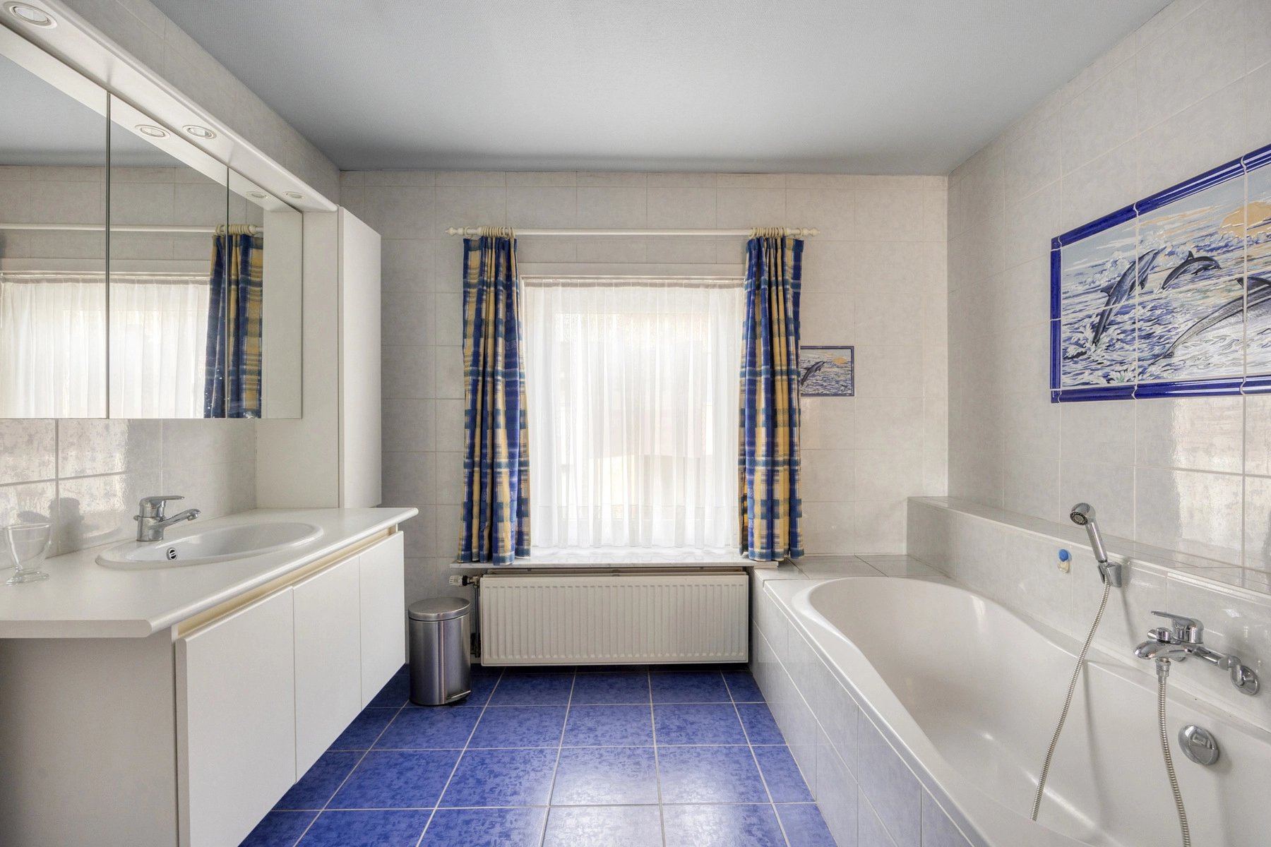 98374d1296ca4a8886e2f5a84587402c photo