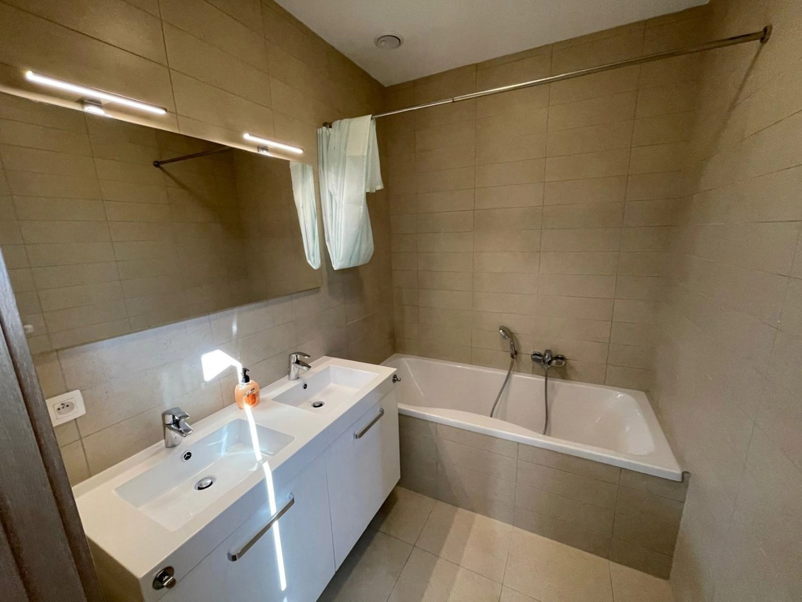 b22cdce4468b46cc8e419973aebe6994 photo