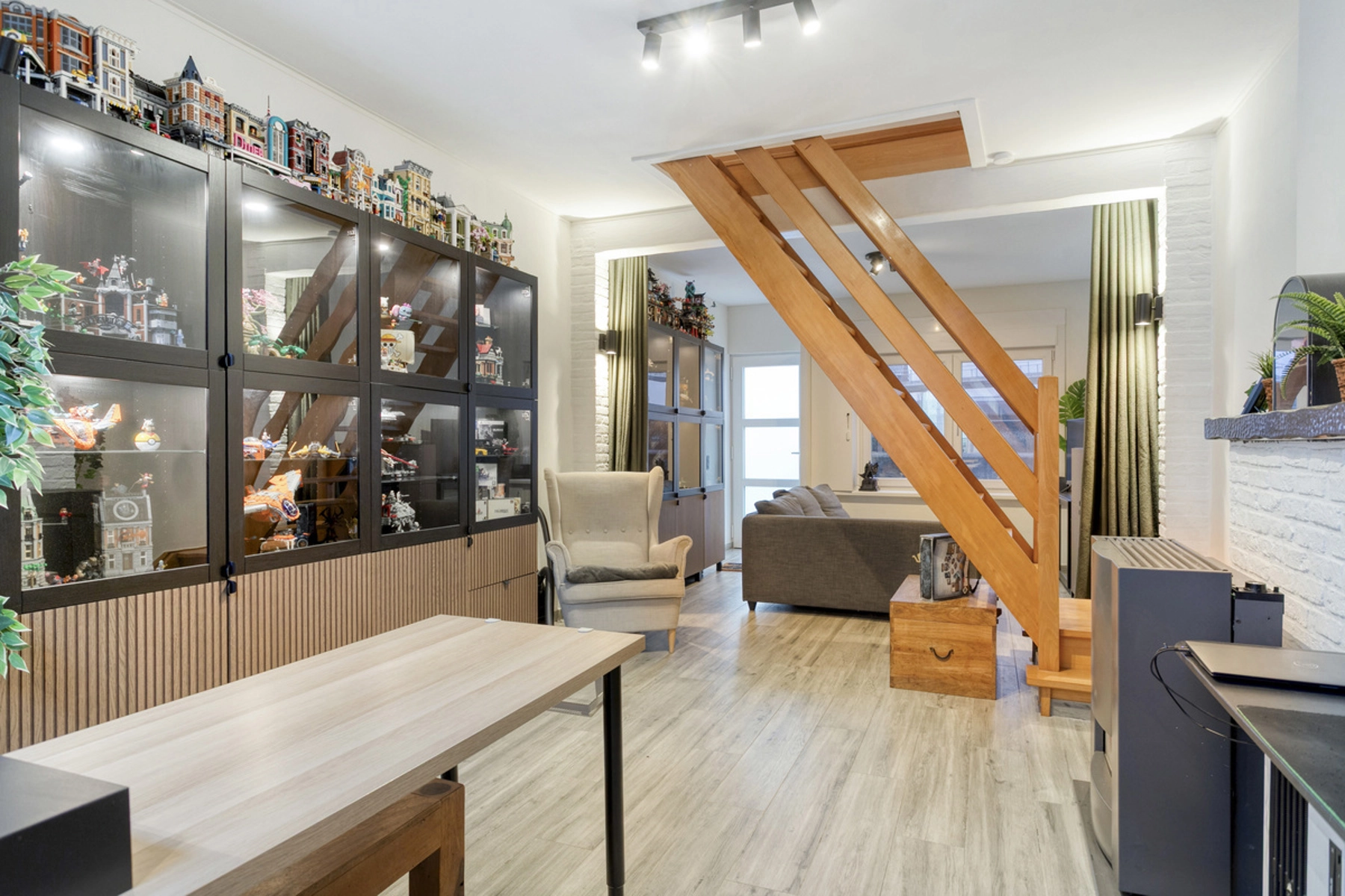 9badc2e4b27a4abbac10326e17a960a8 photo