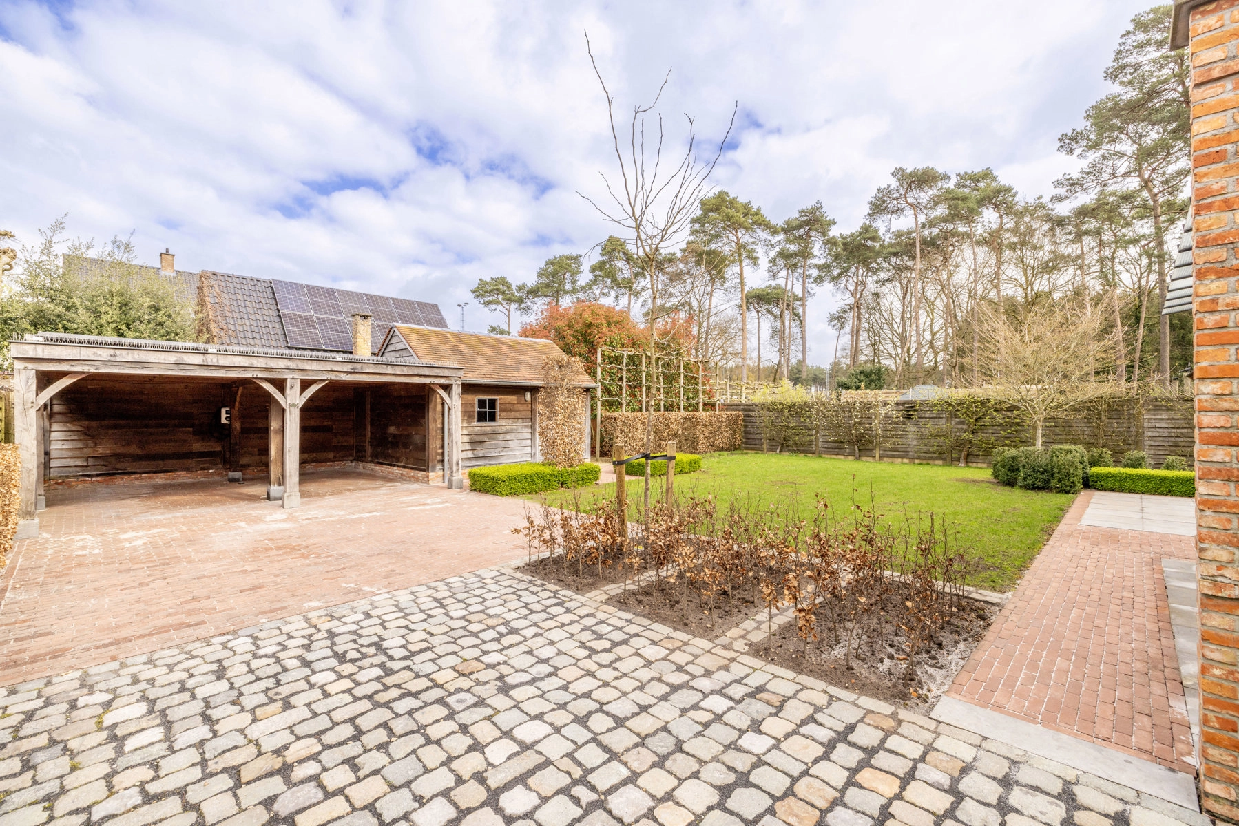 1476ef77c0fb48a8a2ba4937ba38b299 photo