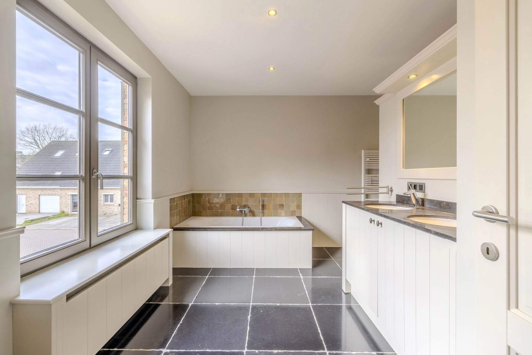 39e01248b7c14f37ae142e948d0f8381 photo