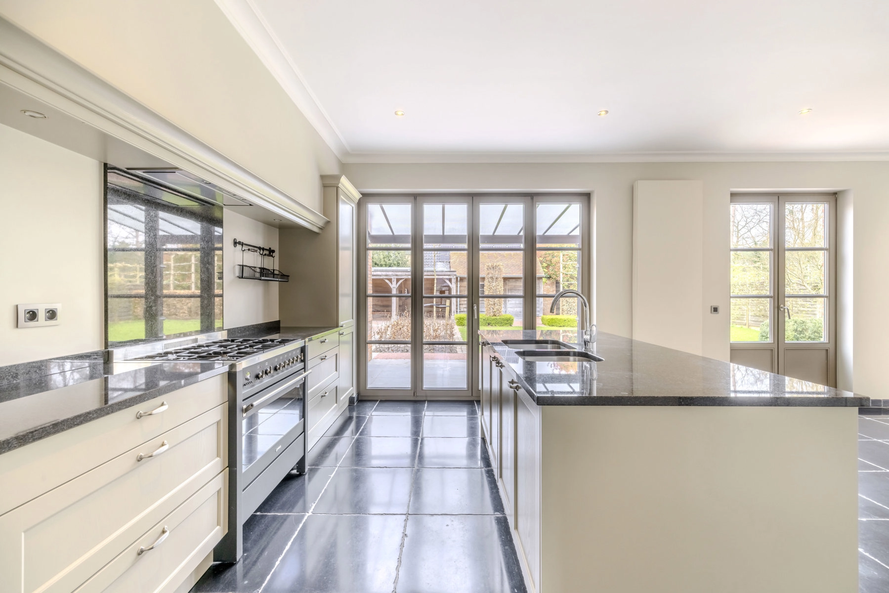 93f13aba158e4a4bbf00f88e72d61151 photo