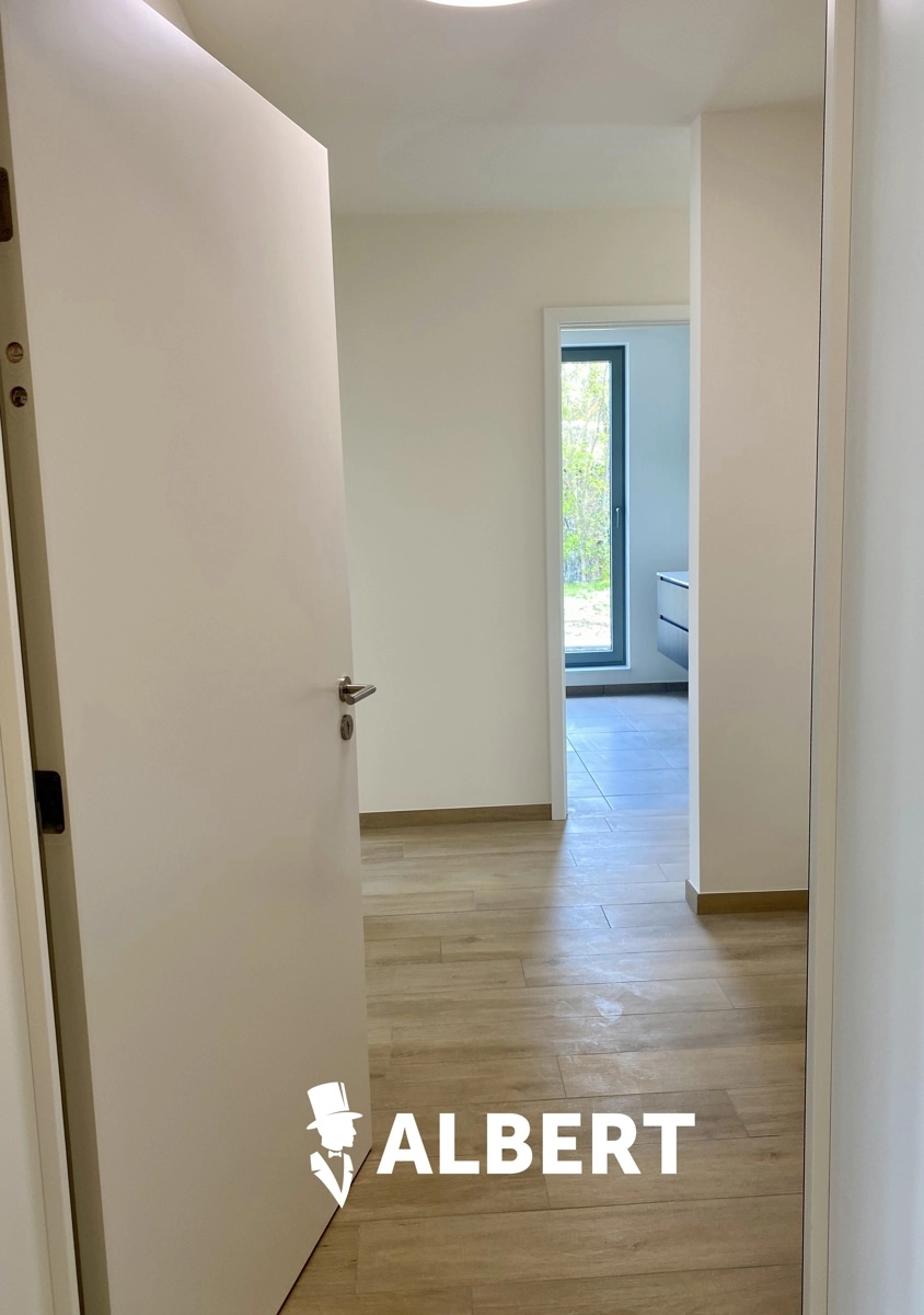 5ac34144dbb04623884d7312d4258b15 photo