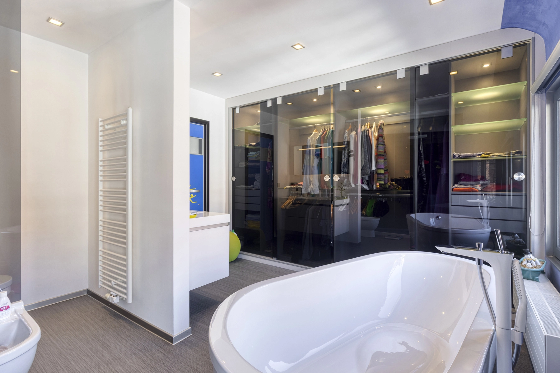 0c4deced77c64dff877efae910a73493 photo