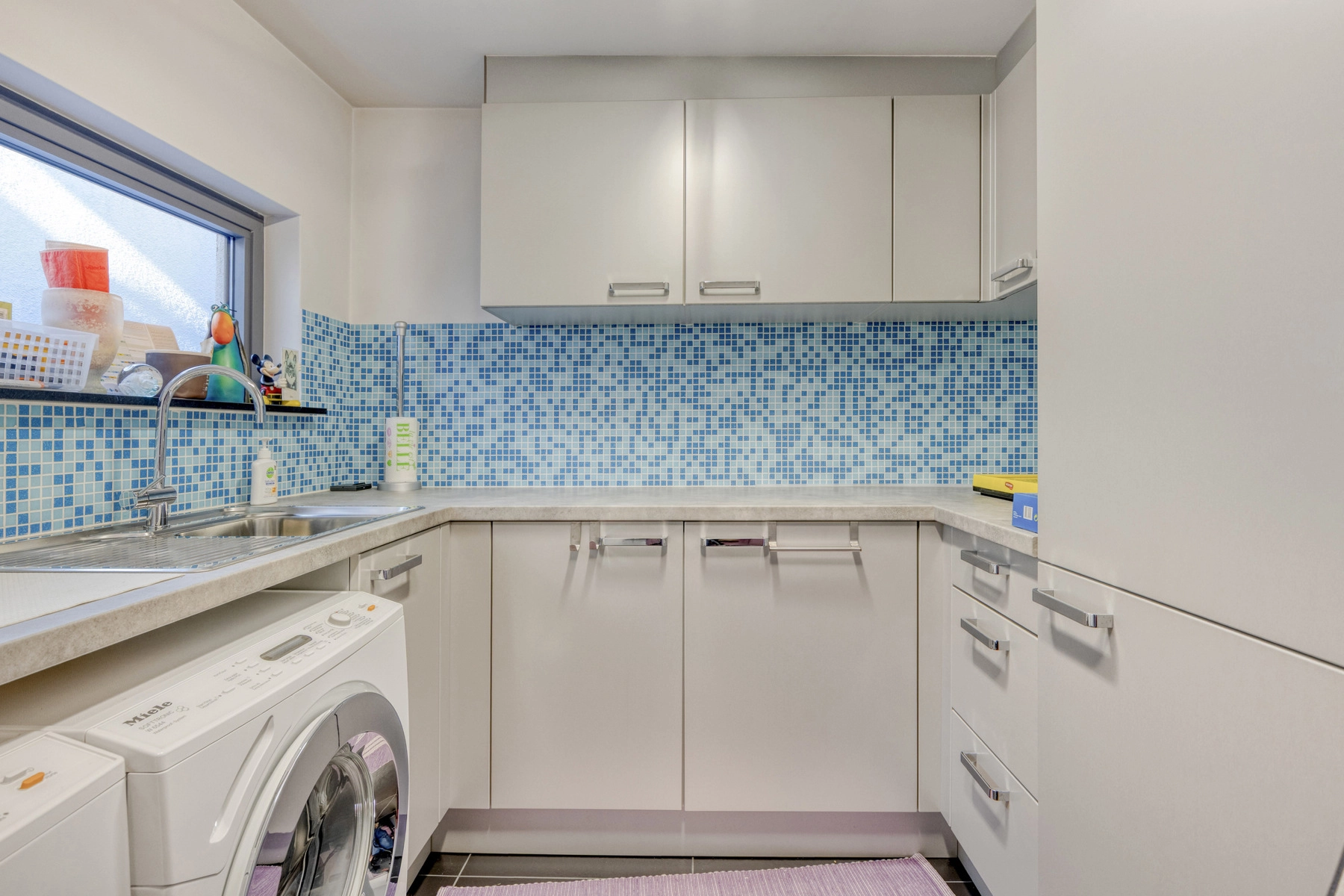 834521dba0e845eeabc374a0f4efea97 photo