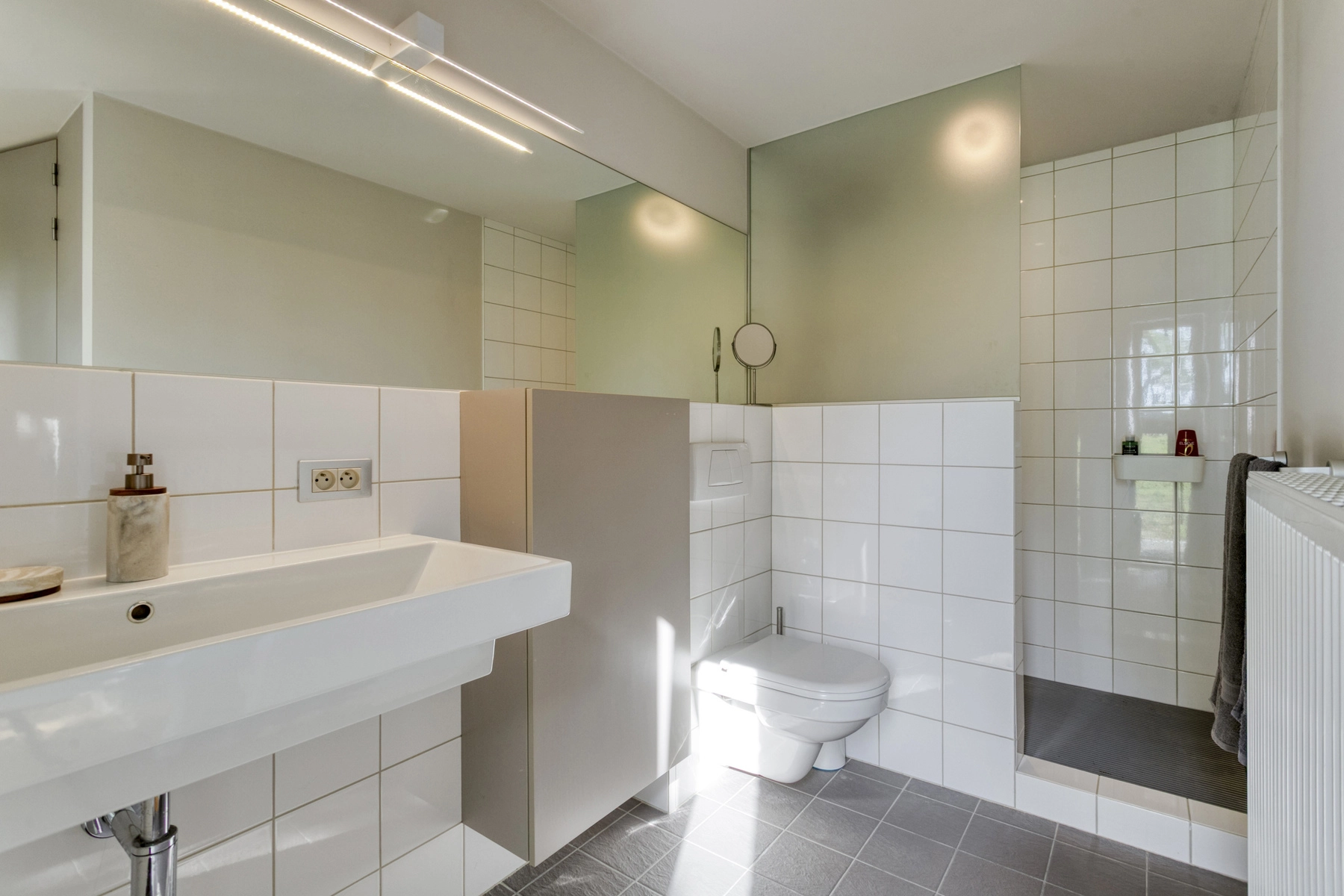 1f4c51bd7503494bb6a94b05c6162f9e photo