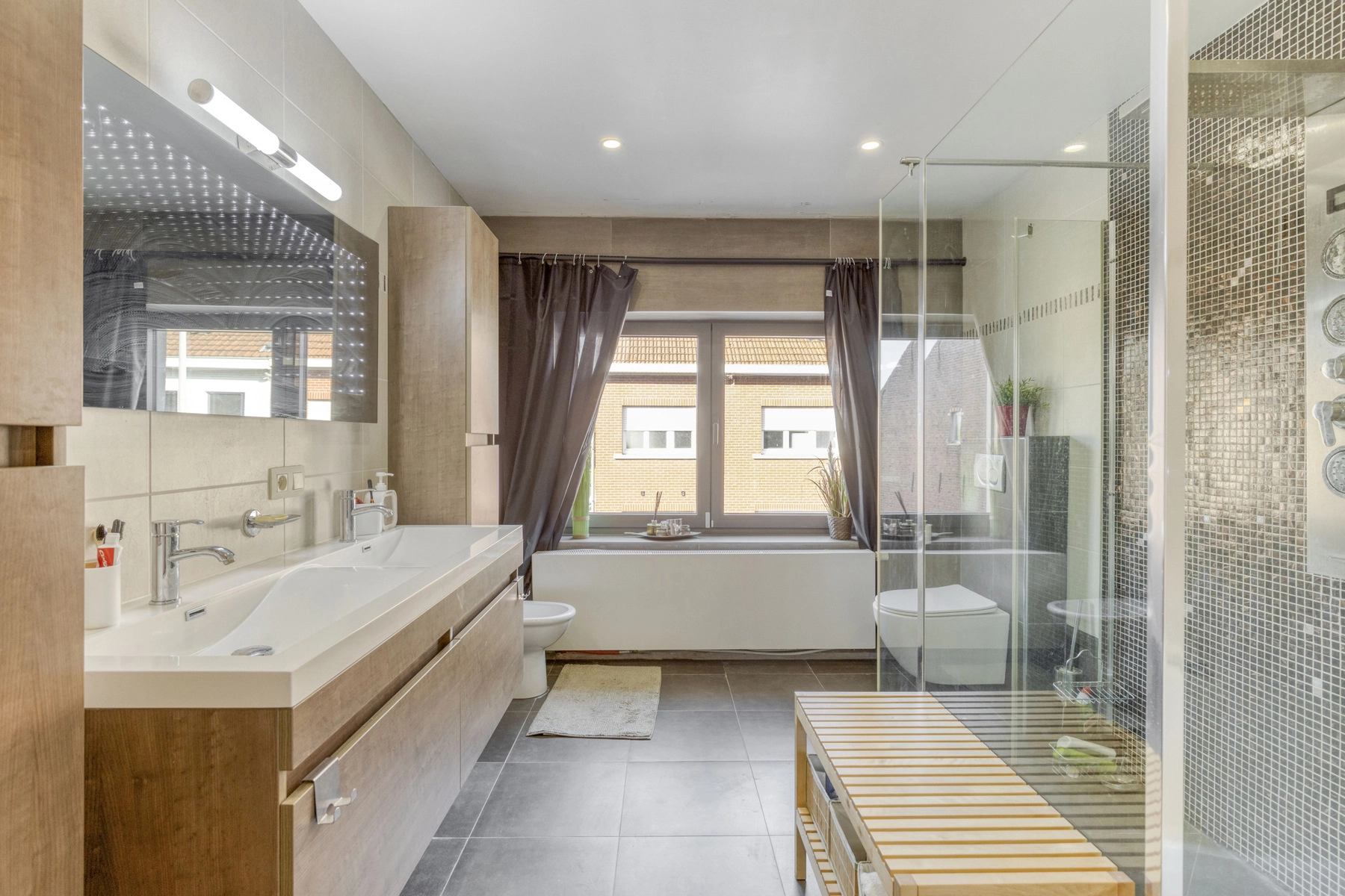 7dd6dbea0f1245e798933665a5224d87 photo