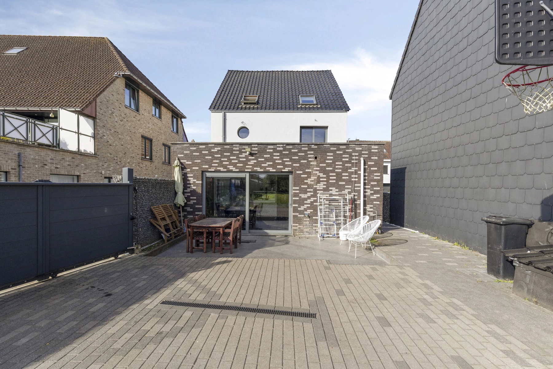 dba7a6a6d7604b899201870a7c31fe22 photo