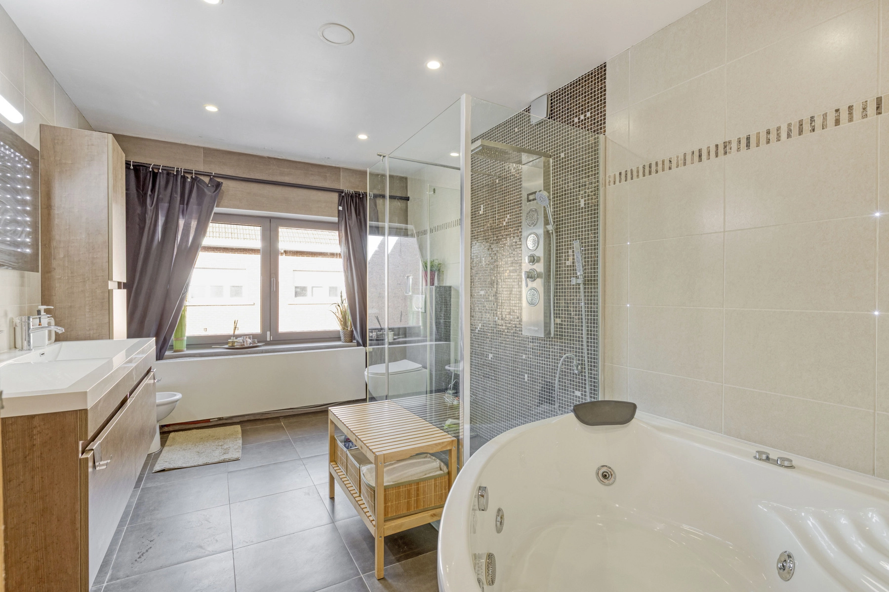 f40d5c767df44341bed9efc5a195b93a photo