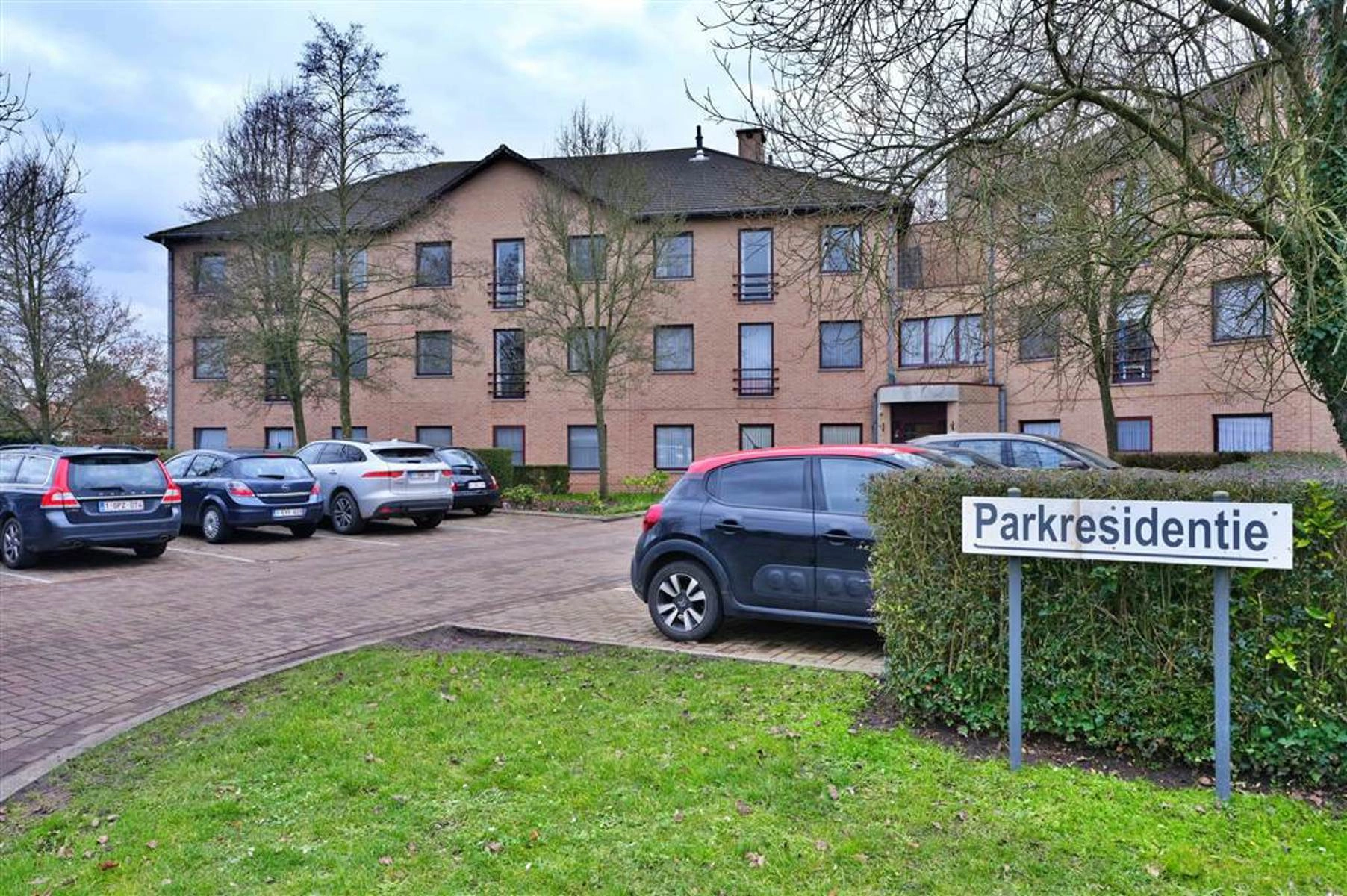 cce6aa195b3c4adeb18223e40516a9de photo