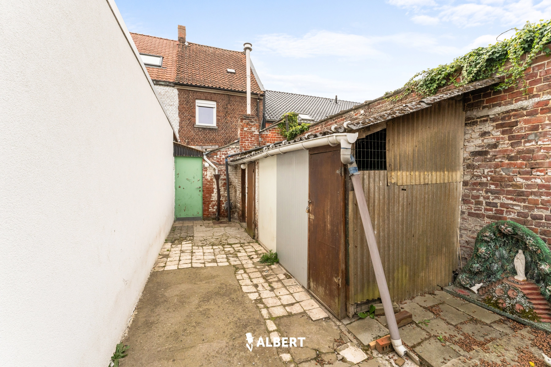 6b152d1df97147d8af611ee6286f3532 photo