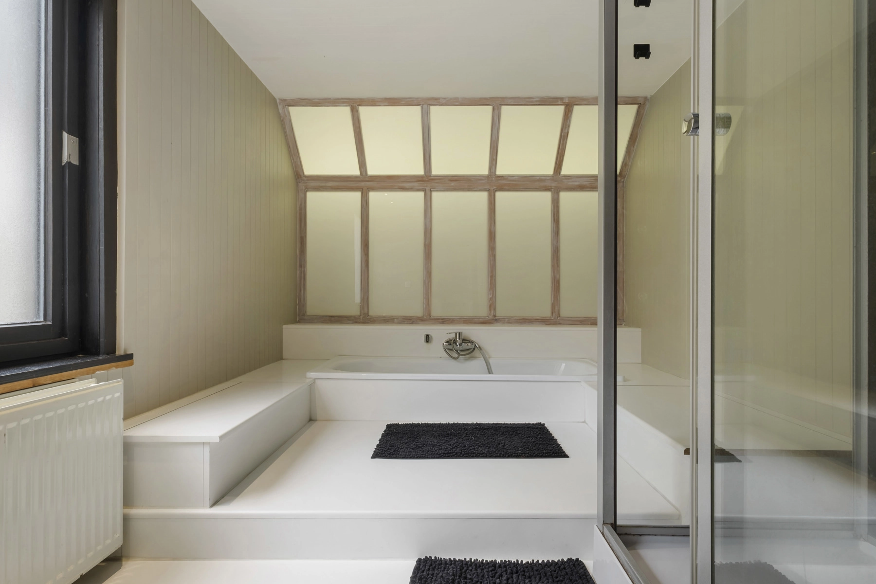 236a8b68d5bc4c7a88354b04a9c6904e photo