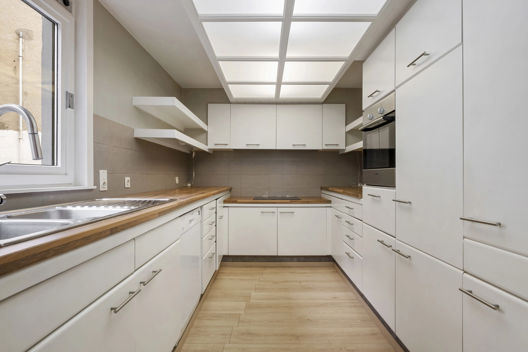 81c8f439103b4790a00dc2d9f004af33 photo