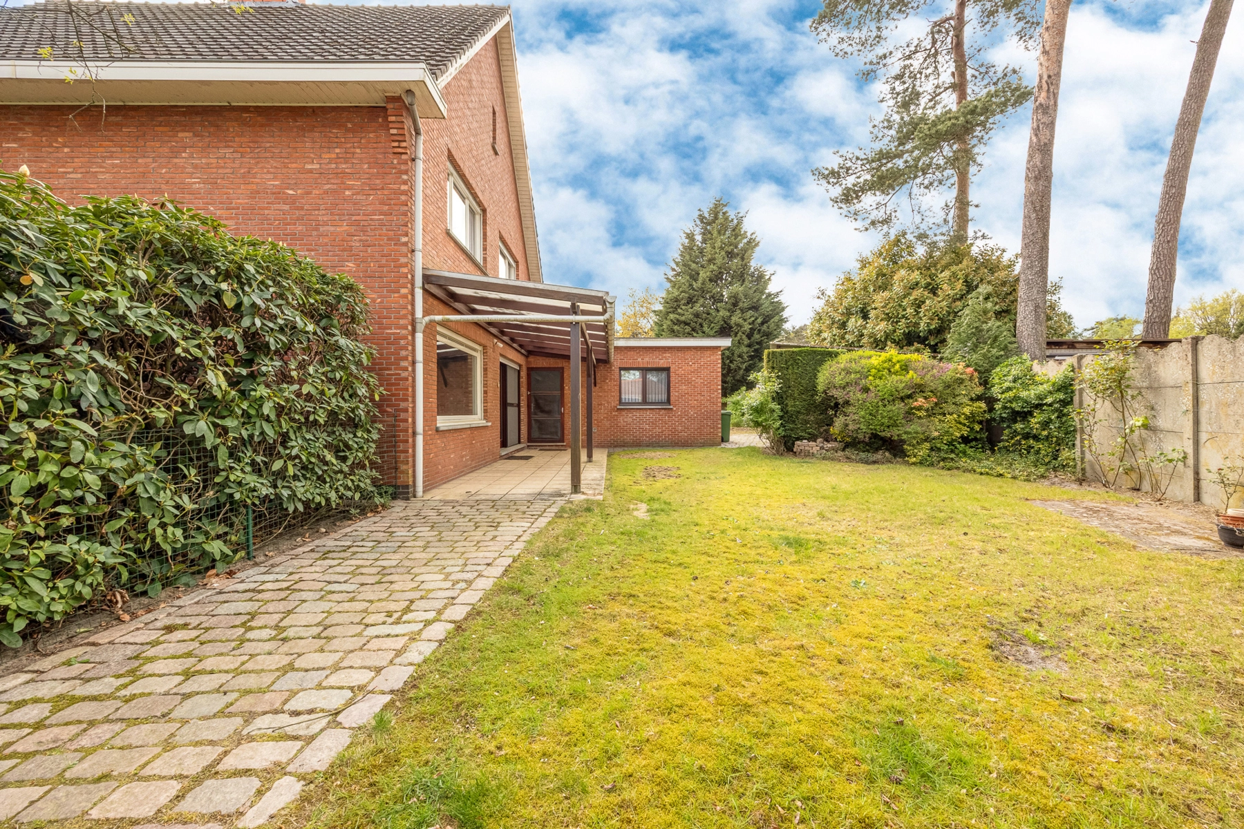 4c6c6e2f7b7b434397f1ab6daafa6126 photo