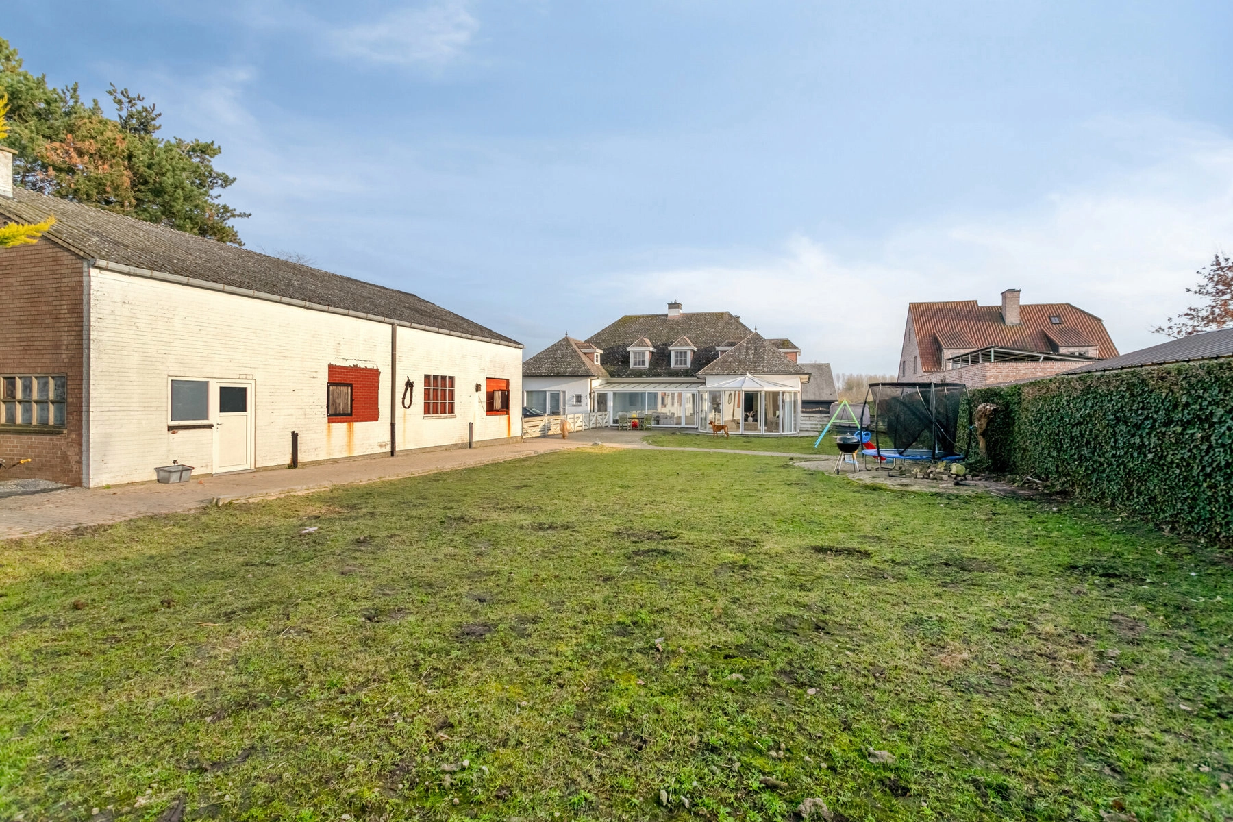 5f5942df627445ab9d018d54981f859b photo